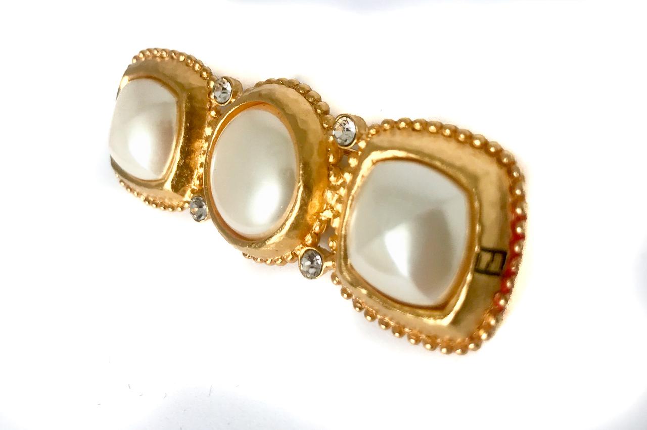 Fendi 1990s vintage gold plated brooch with faux pearls.  Comes with original backing card.

2.5 inches wide x 1 inch high