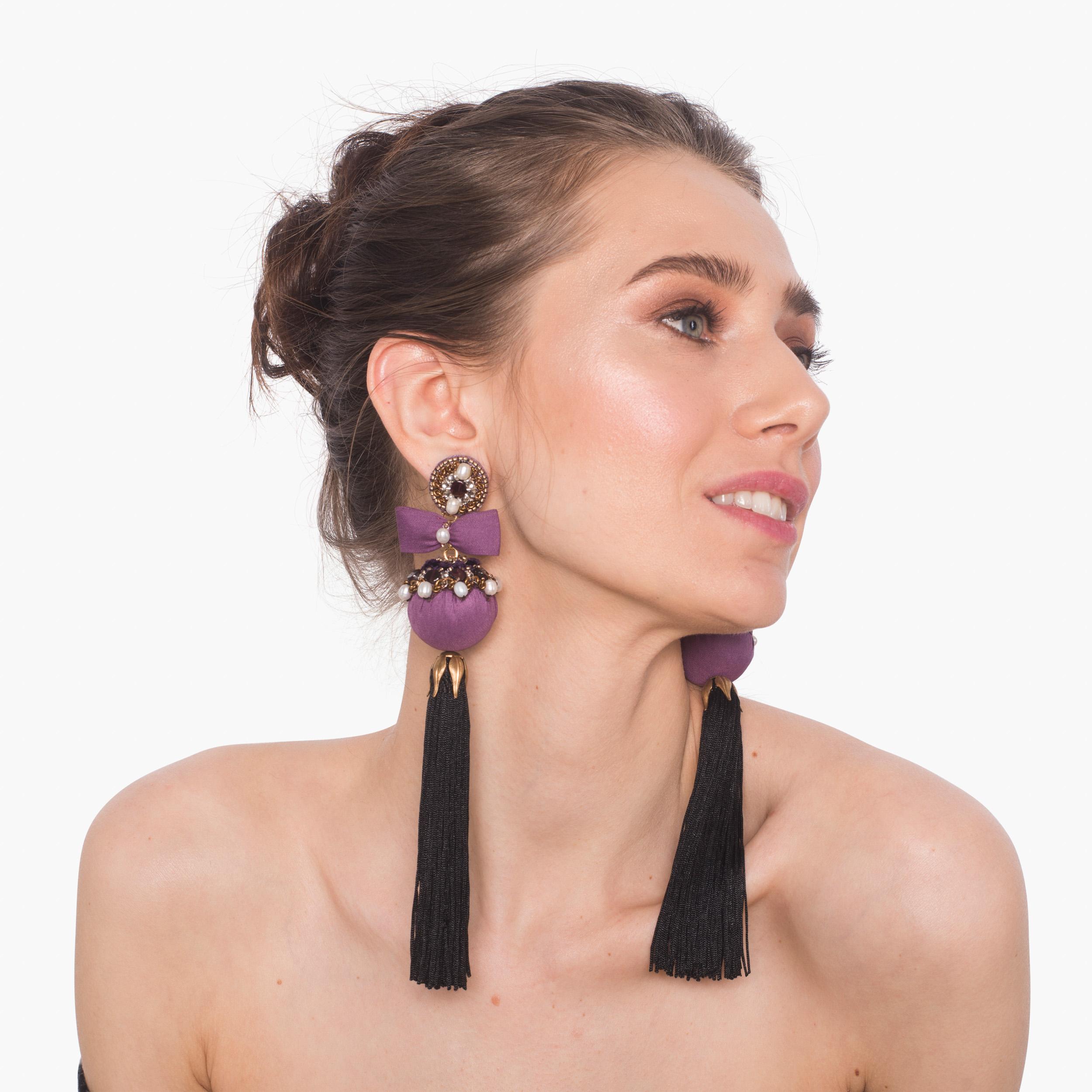 Add a feeling of flirtatious fun in the Bangu earring. Long Chainette fringe cascades down underneath glass beading and fabric-covered pompoms giving Bangu lively movement. 