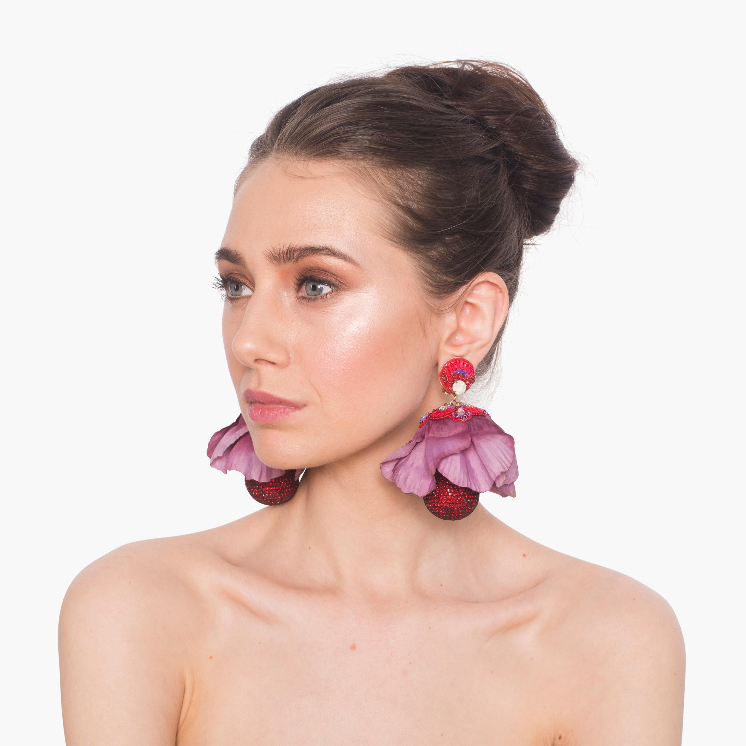 Create a flirtatious mood with the Hyacinth earring. Crystals and silk petals make Hyacinth come to life. It is the perfect statement piece for any wardrobe. 