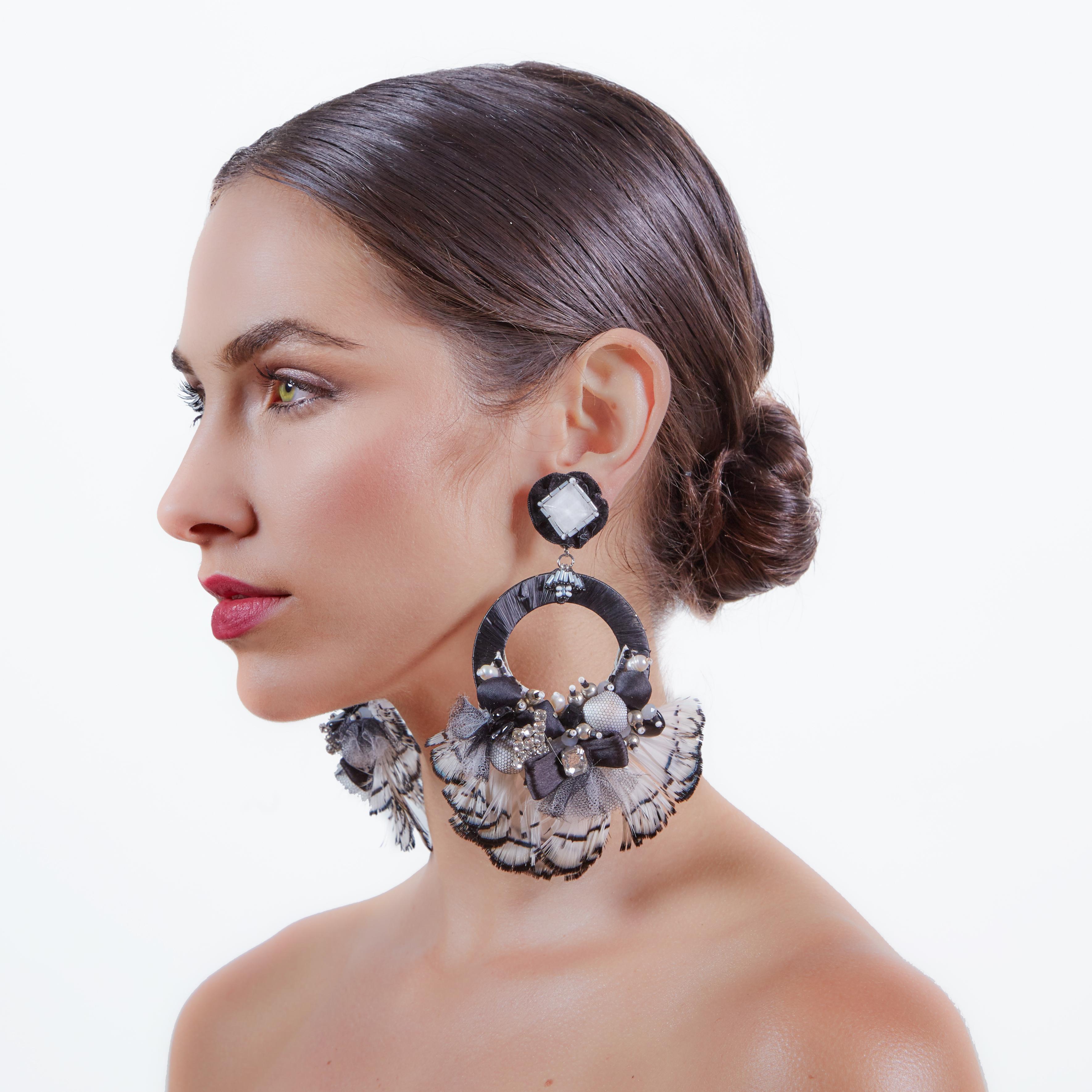 Make a bold statement in the Umbanda earring. Lady Amherset feathers, genuine Raffia, and crystals give Umbanda interesting textures perfect for any occasion. 