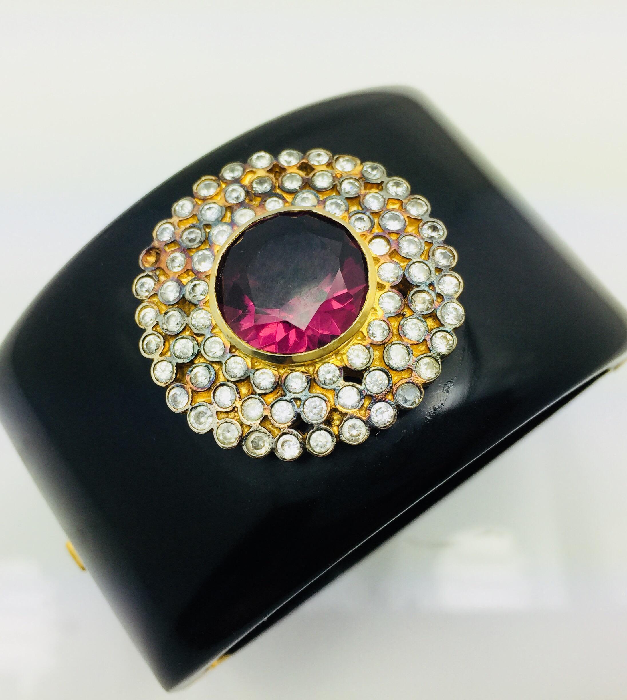 Stupefacente pezzo di rilievo ornato da resina nera, finta ametista, zircone e cristallo al centro del bracciale. Il bracciale è incernierato e si chiude con un inserto a pressione.  Edizione limitata - Solo 1 esemplare disponibile. 

Metallo: