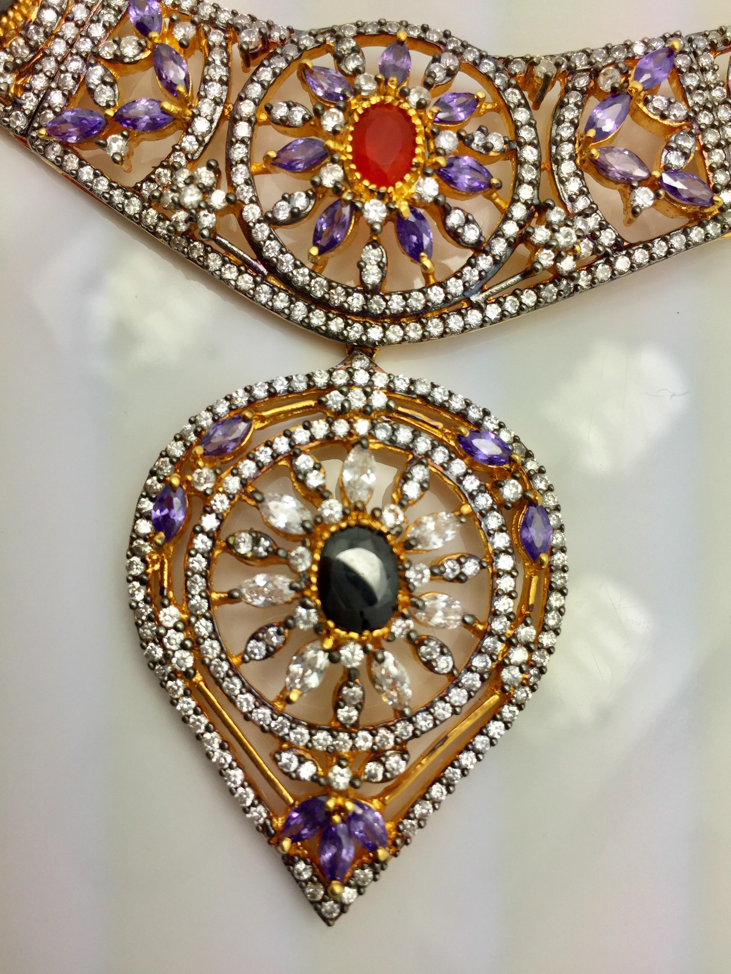 Aussagekräftige Taj-Kristall-Halskette  (Moderne) im Angebot