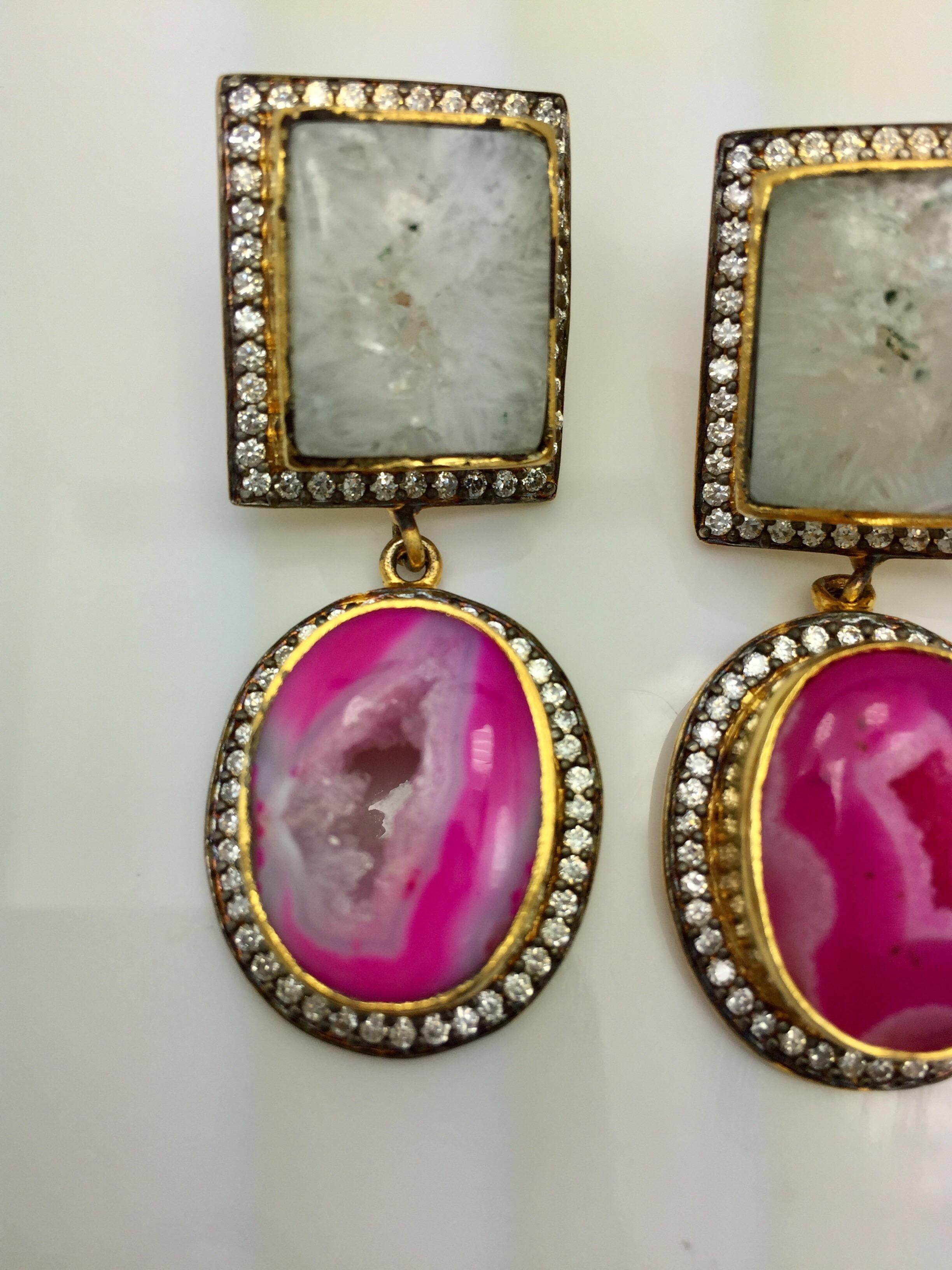 Geode Druzy Rosa Weiße Ohrringe.  Der Artikel wurde im Oprah Magazine veröffentlicht! (Moderne) im Angebot