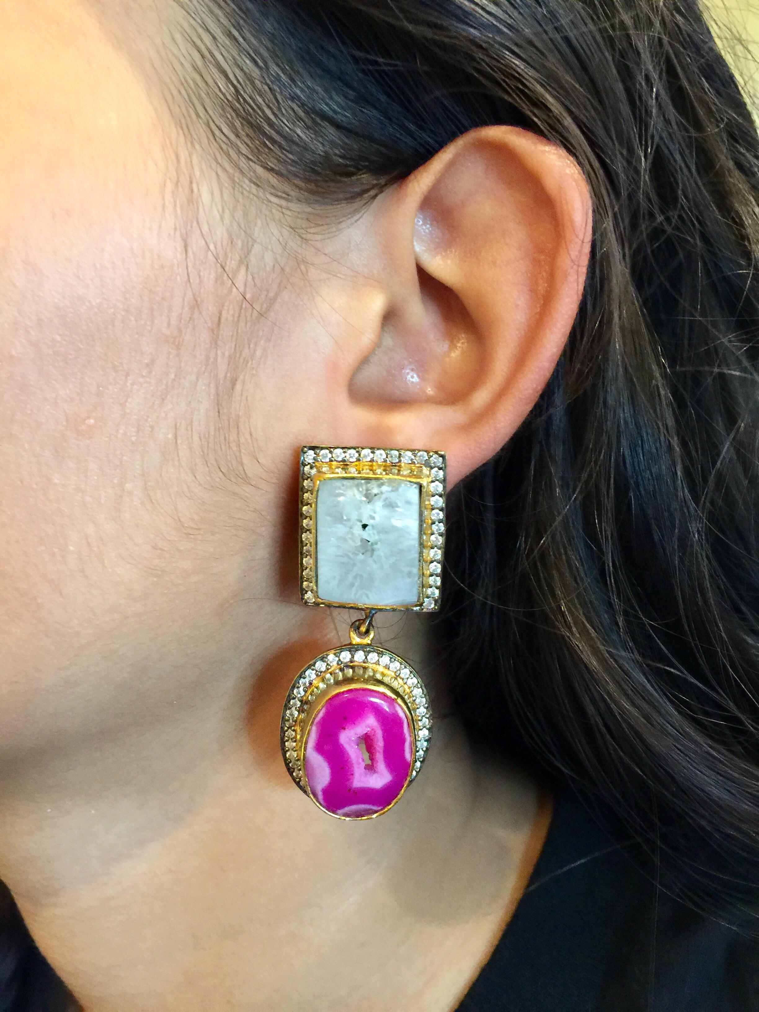 Geode Druzy Rosa Weiße Ohrringe.  Der Artikel wurde im Oprah Magazine veröffentlicht! im Zustand „Neu“ im Angebot in Hoffman Estates, IL