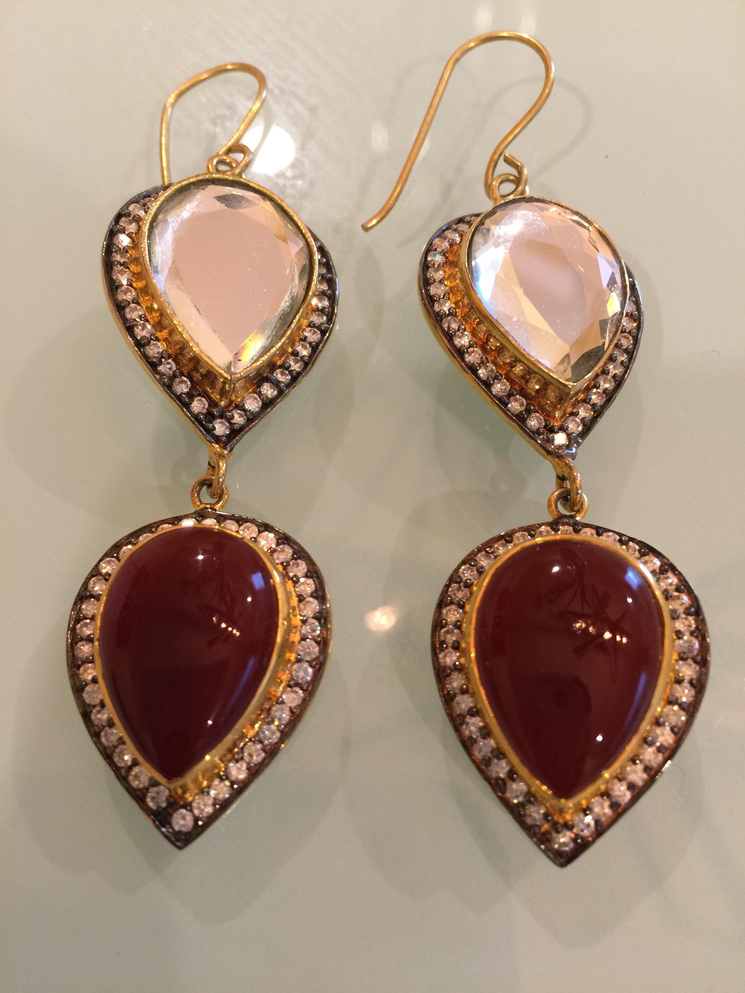 Die lichtreflektierenden Polki-Spiegelsteine und Harz-Ohrringe sind mit funkelnden Zirkonen umrahmt. Die Ohrringe haben einen Fischhakenverschluss für gepiercte Ohren.

FOLLOW  MEGHNA JEWELS Storefront, um die neueste Kollektion und exklusive Stücke