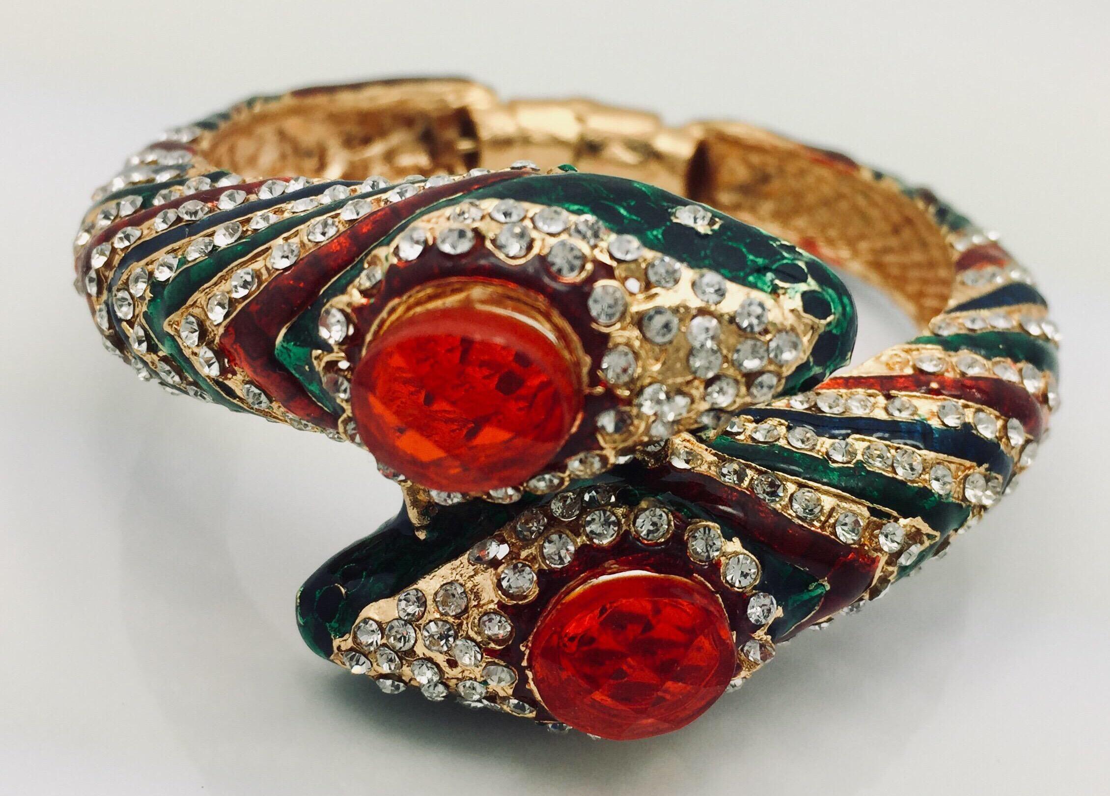 Impresionante brazalete de serpiente con bisagras, incrustaciones de brillantes circonitas cúbicas y detalles de esmalte verde, rojo y azul.

Aprox.: 1,13 