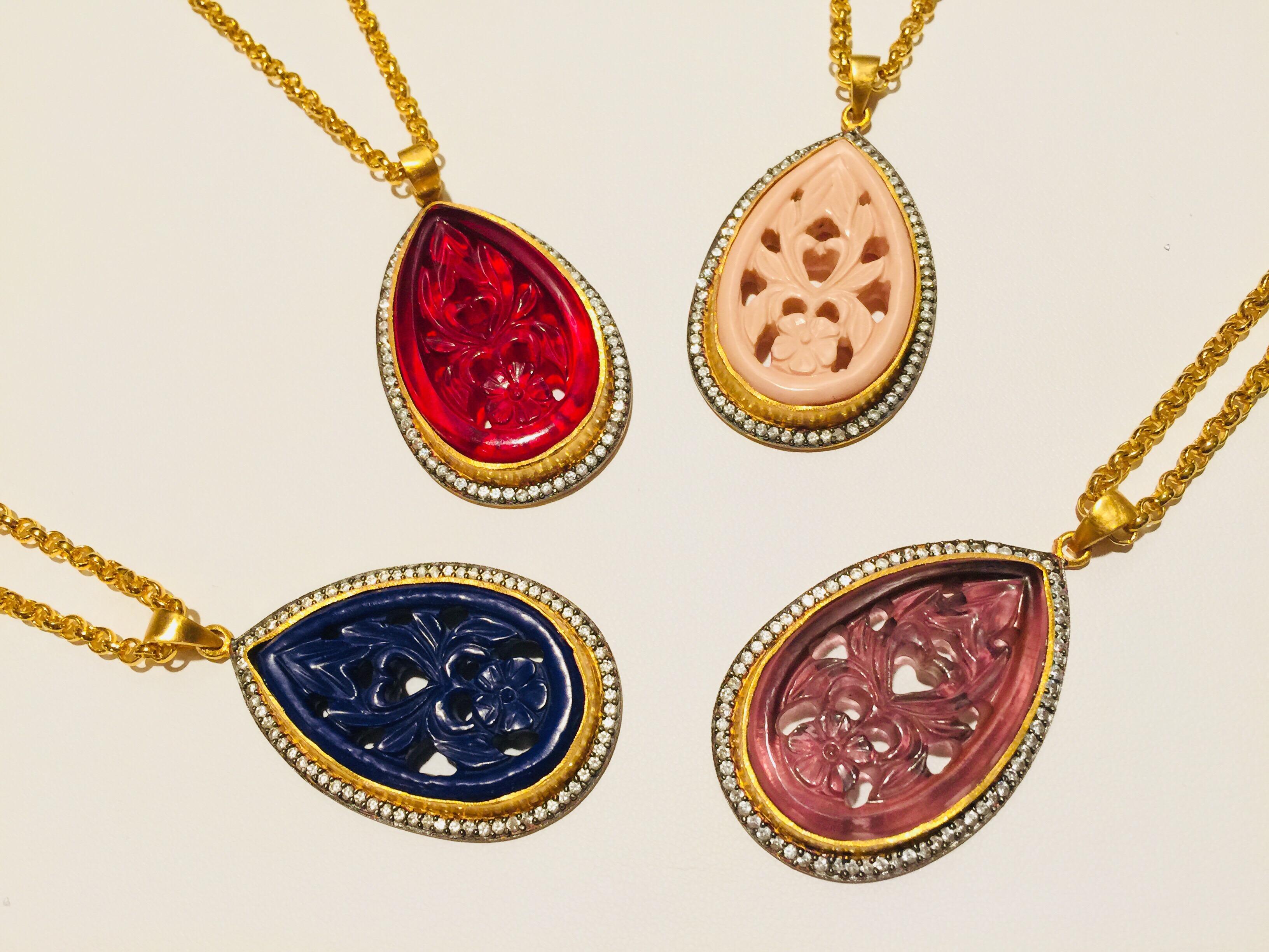 Meghna Jewels Handgefertigte geschnitzte Halskette aus Lapis Lazuli Damen im Angebot