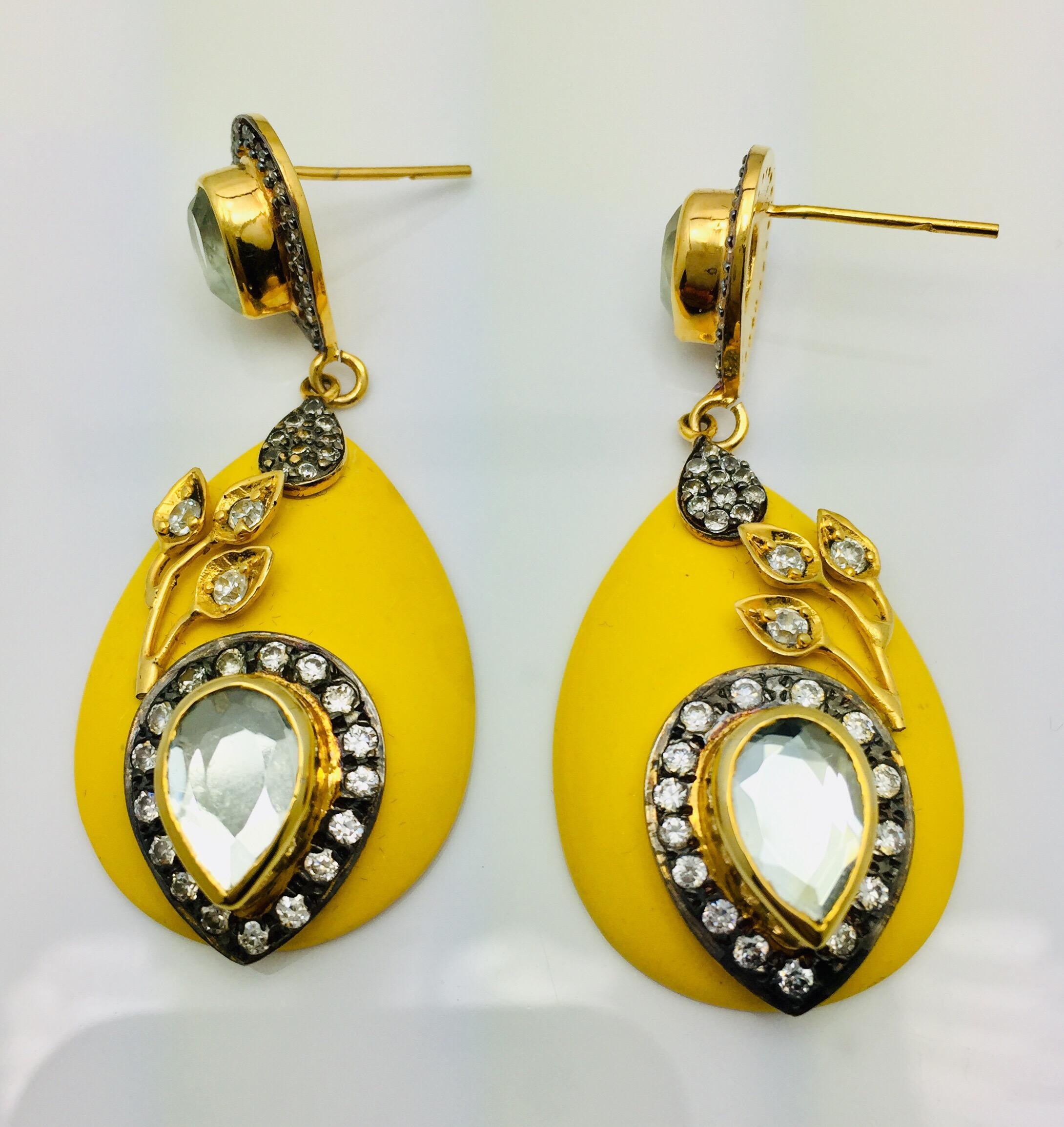 Moderno Orecchini in resina con foglie gialle di Meghna Jewels in vendita