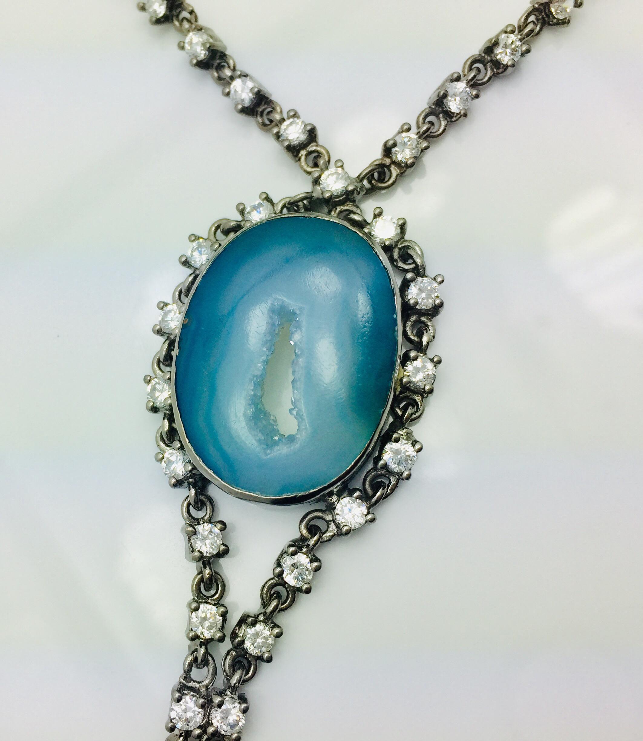 Handgefertigte Achat Geode Druzy Halskette ist mit oxidierten schwarzen Rhodium Kette gefertigt.  Die Halskette besteht aus einem aquablauen Kratergeoden-Druzy, der mit einem kubischen Zirkon verziert ist. 

FOLGEN  MEGHNA JEWELS Storefront, um die