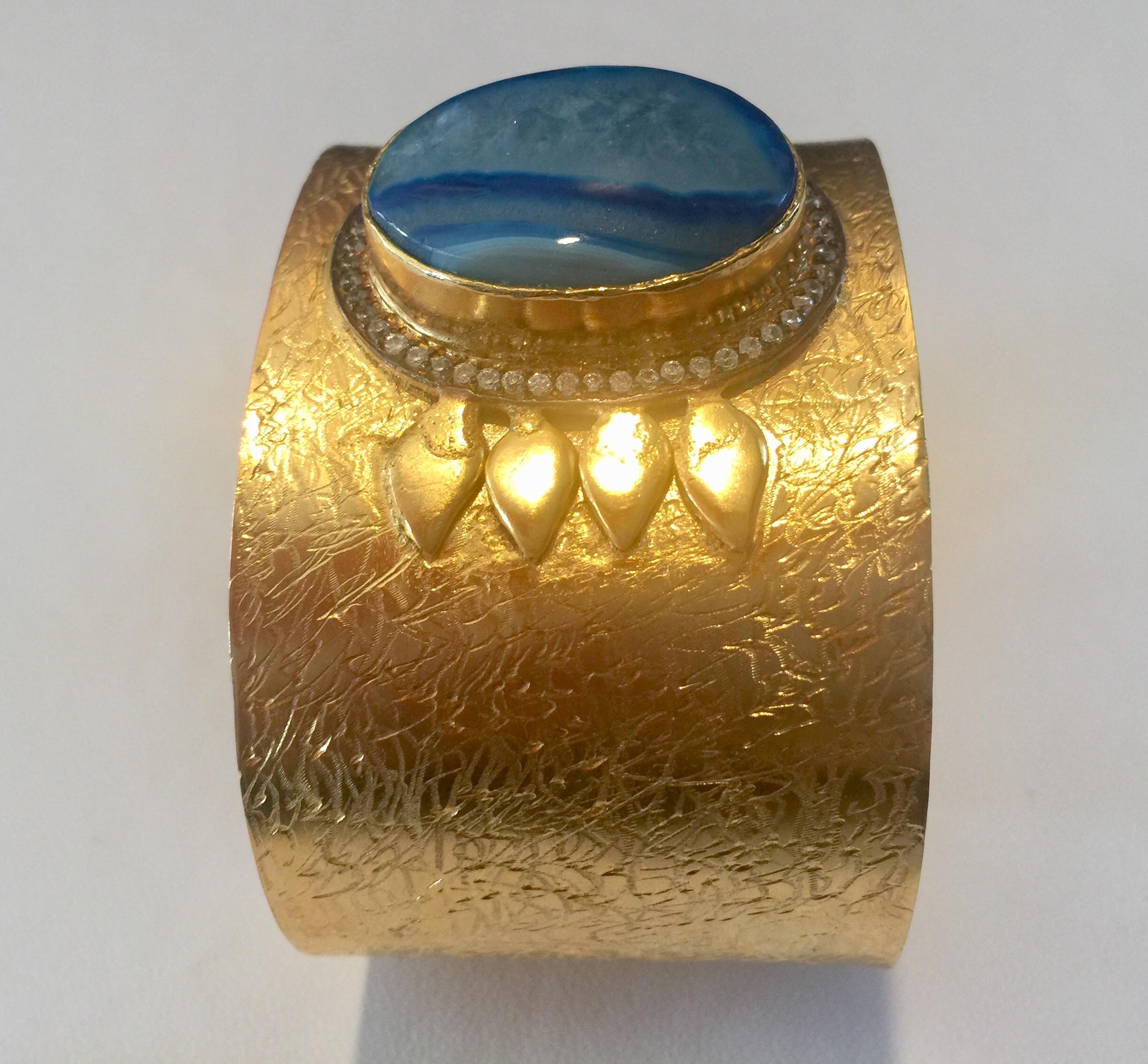 Moderno Bracciale statement Geode Turchese spazzolato a mano in oro in vendita