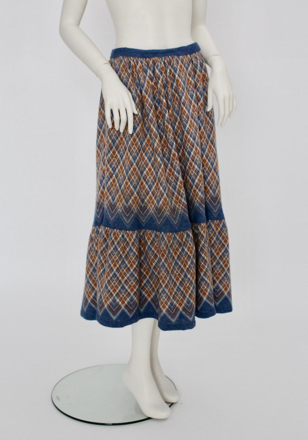 This woolen midi skirt bohemian style from the 1970s features two side pockets and one tier ruffle.
Zip closure
The colors are. blue, brown and cream-white
Fit for small / medium
Professionally cleaned