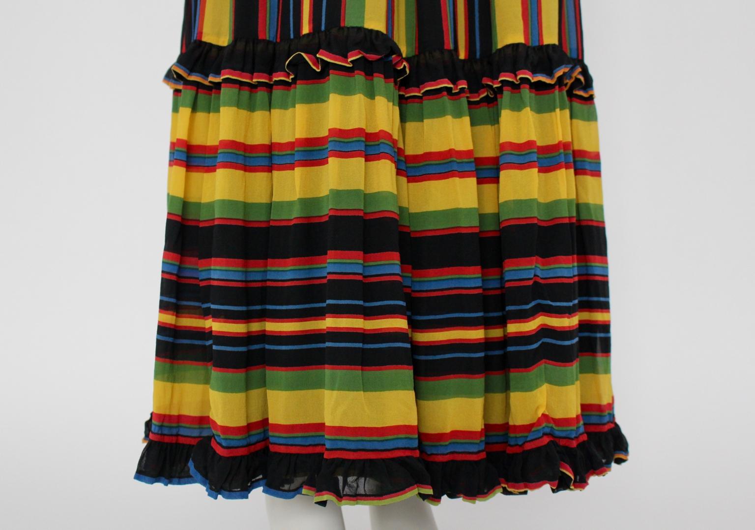 Rare and colorful skirt made of silk with stripes in the colors yellow, black, red and blue with a tiered ruffle.
Italian size: 46
best for medium
Taille: 32 cm
Length: 100 cm

Very good vintage condition
