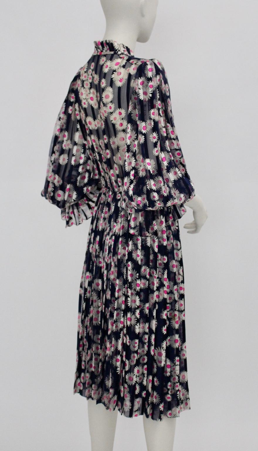 Blue Pleated Vintage Silk Day Dress with pink flowers 1980s In Good Condition In Vienna, AT