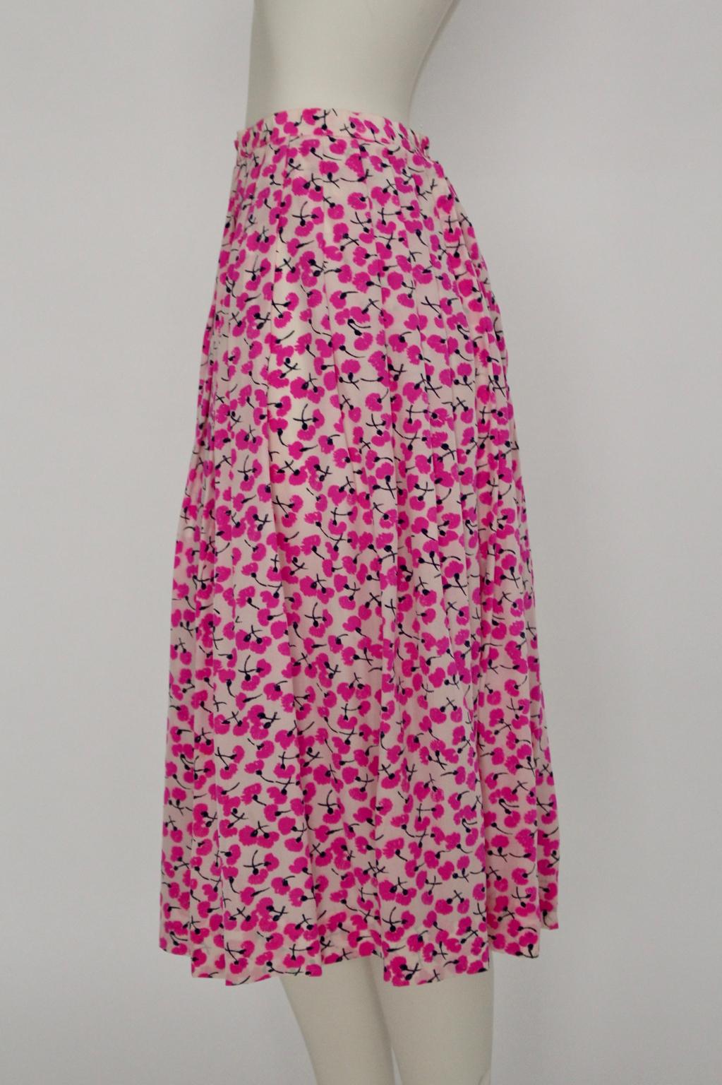 This vintage midi skirt with pleats has an all over print with pink flowers.

Zip Closure with one hook
The skirt is not underlined.
Made in France
Material: 100 % Silk
French size: 42 best for small / medium
