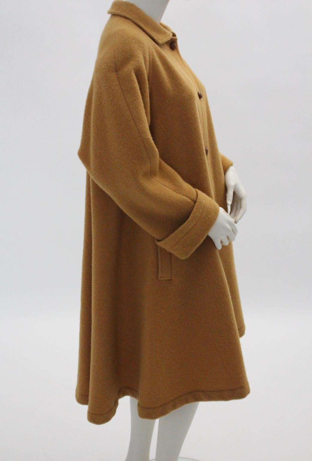Guy Laroche Diffusion Paris Vintage Wool Coat 1970s In Good Condition For Sale In Vienna, AT