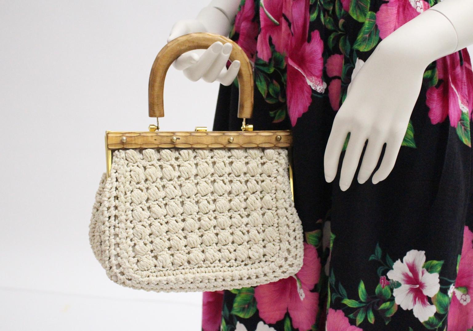 White Vintage Handlebag Crochet Italy, 1960s In Good Condition For Sale In Vienna, AT