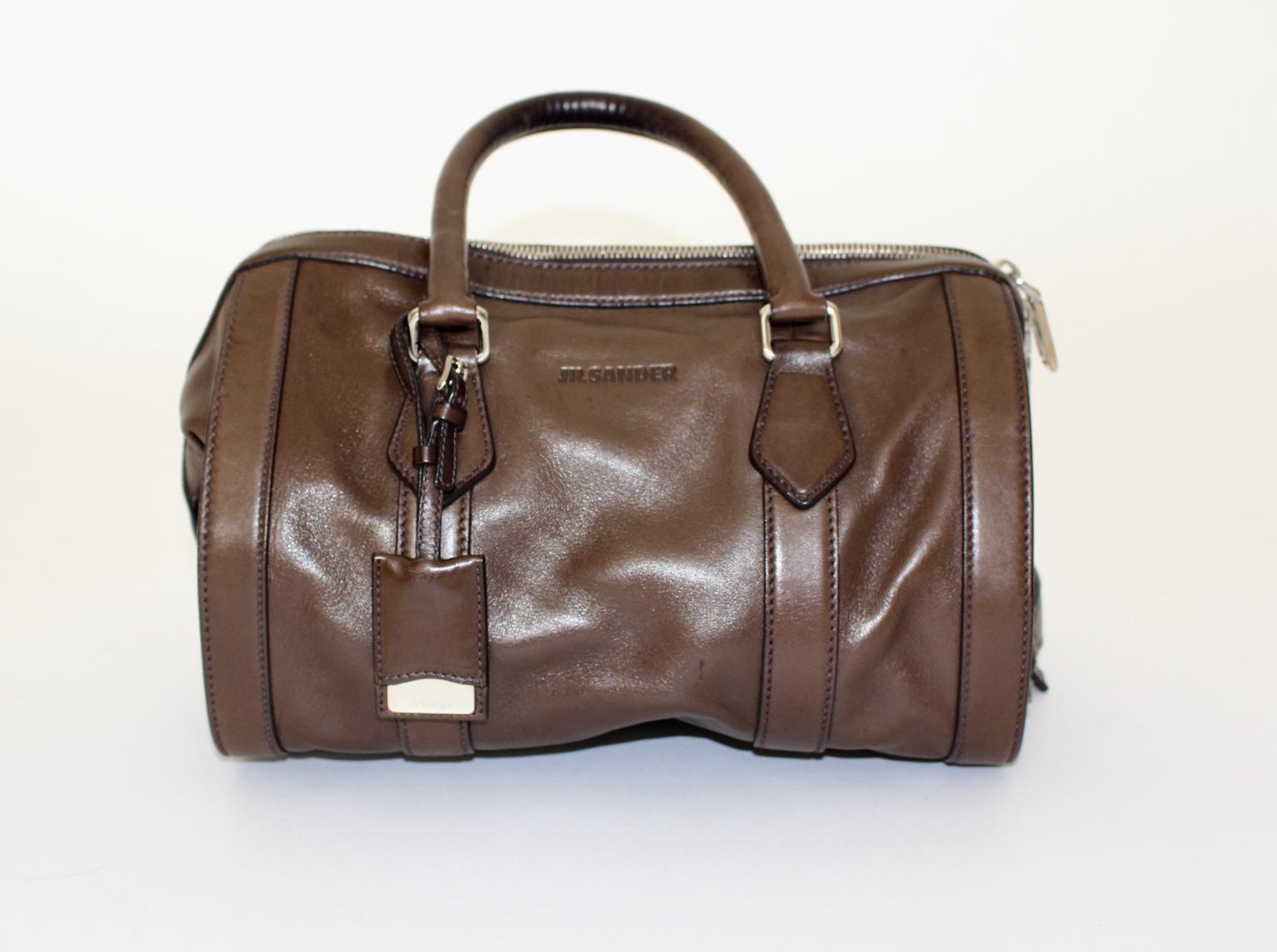 This handle handbag by Jil Sander was made of brown nappa leather.
One zip closure on the top and two side pockets inside the handbag.
Excellent vintage condition

approx. measures:
Length: 29 cm
Width: 23 cm
Height: 20 cm