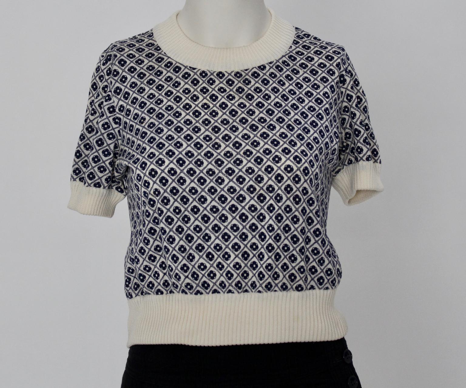 Charming blue-white patterned short-sleeve sweater with cream-white elastic ribbed cuffs at the sleeves and the hem.

Made in Italy
Size 42 ( best fit for small )
Fabric: 100 % cotton
Condition: good vintage condition

approx. measures:
Length: 47