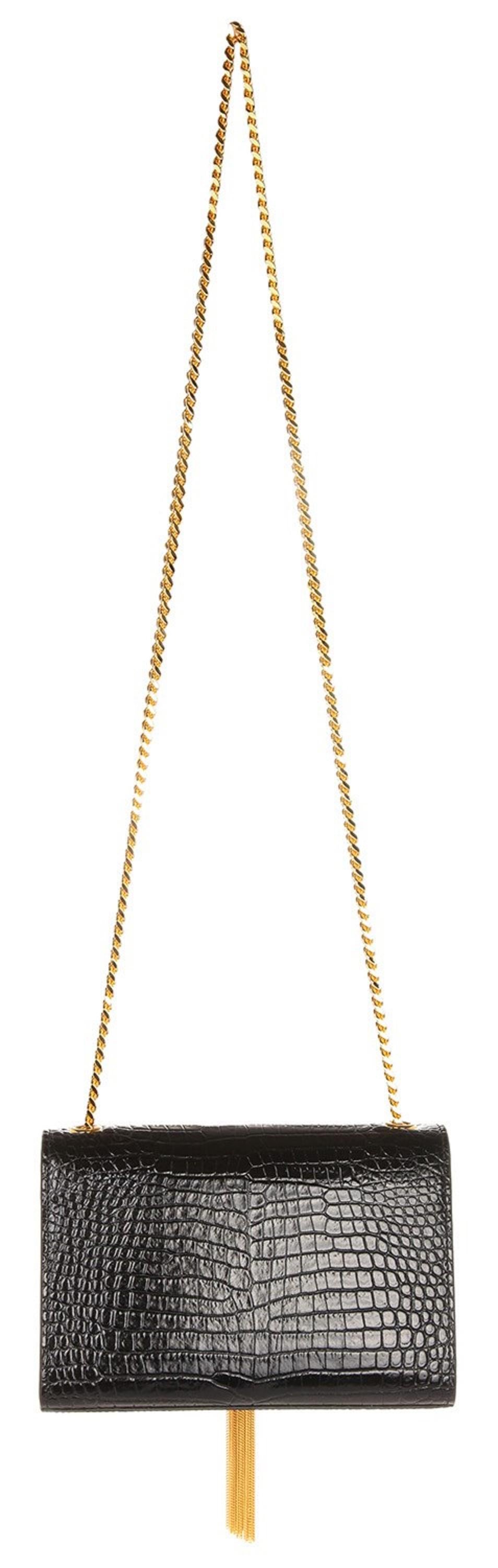 Monogram petit sac Kate avec gland métallique en cuir brillant embossé crocodile. Le sac est doté d'une bandoulière à maillons en chaîne dorée et d'un rabat à face pleine avec le Monogramme YSL classique et une fermeture à bouton-pression