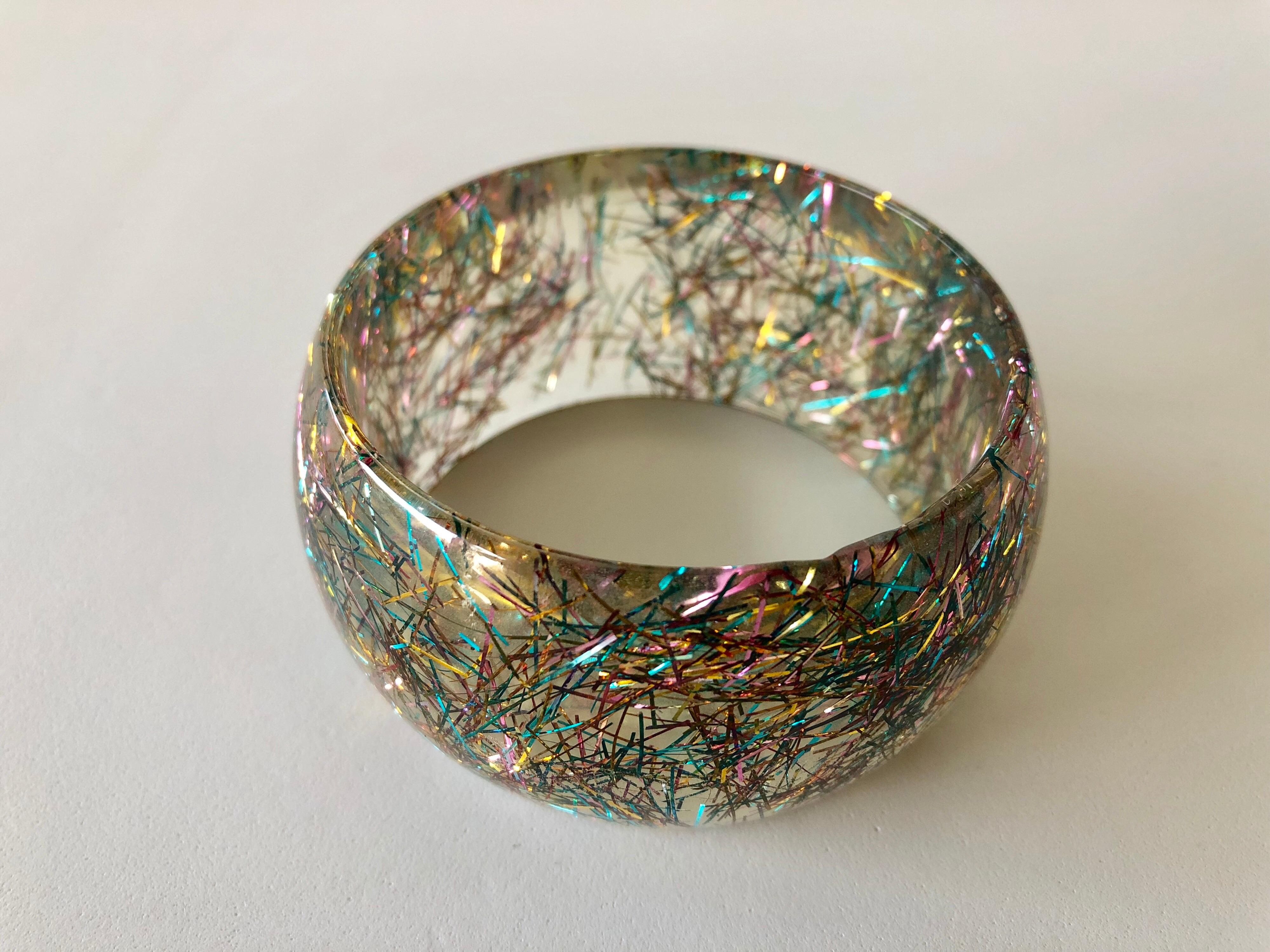 Vintage French 1970's Lucite Confetti Bangle Bracelet  In Excellent Condition In Palm Springs, CA