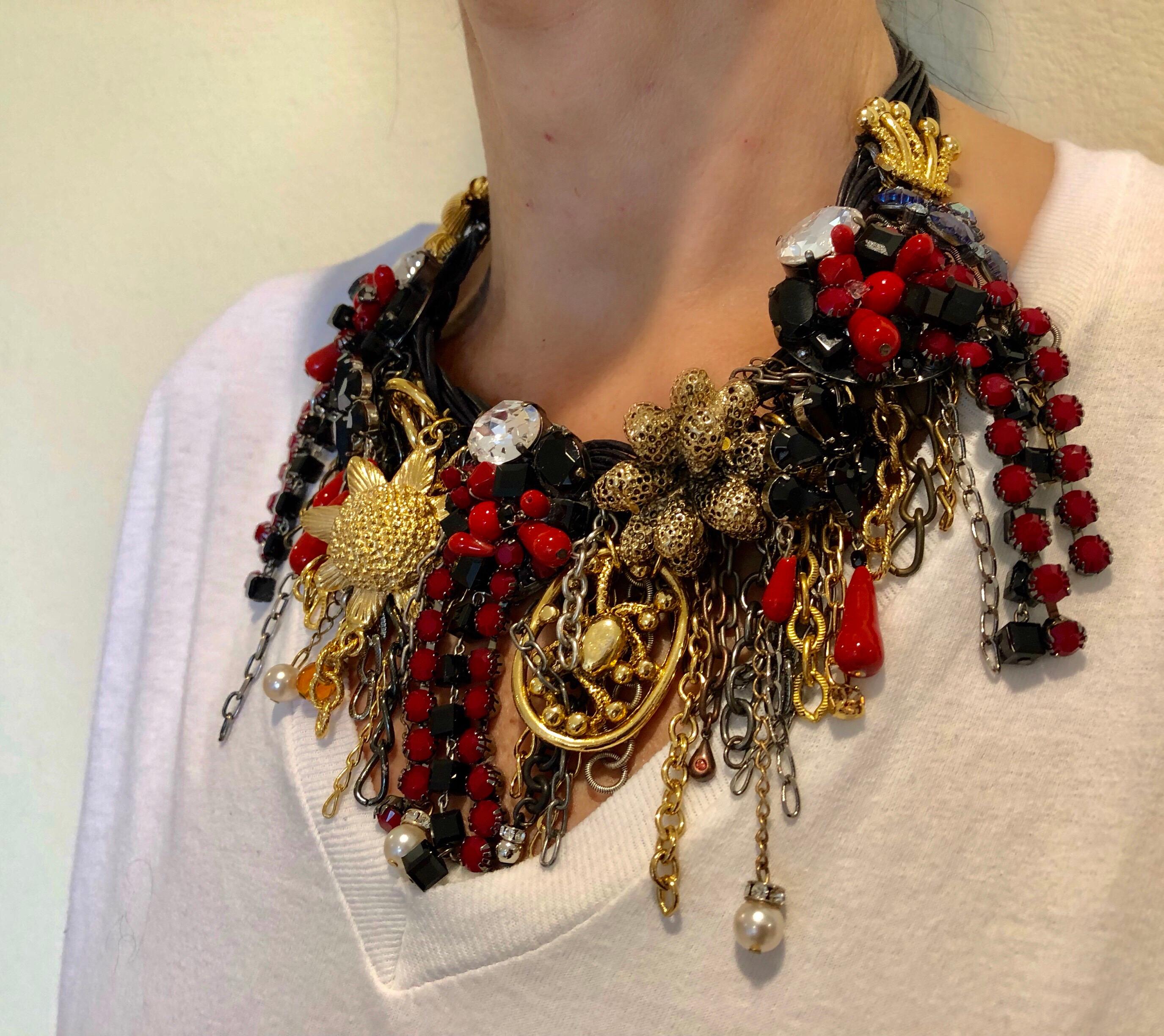 Zeitgenössische Statement-Halskette mit Fransen aus Metall und Leder „Collier“ Damen
