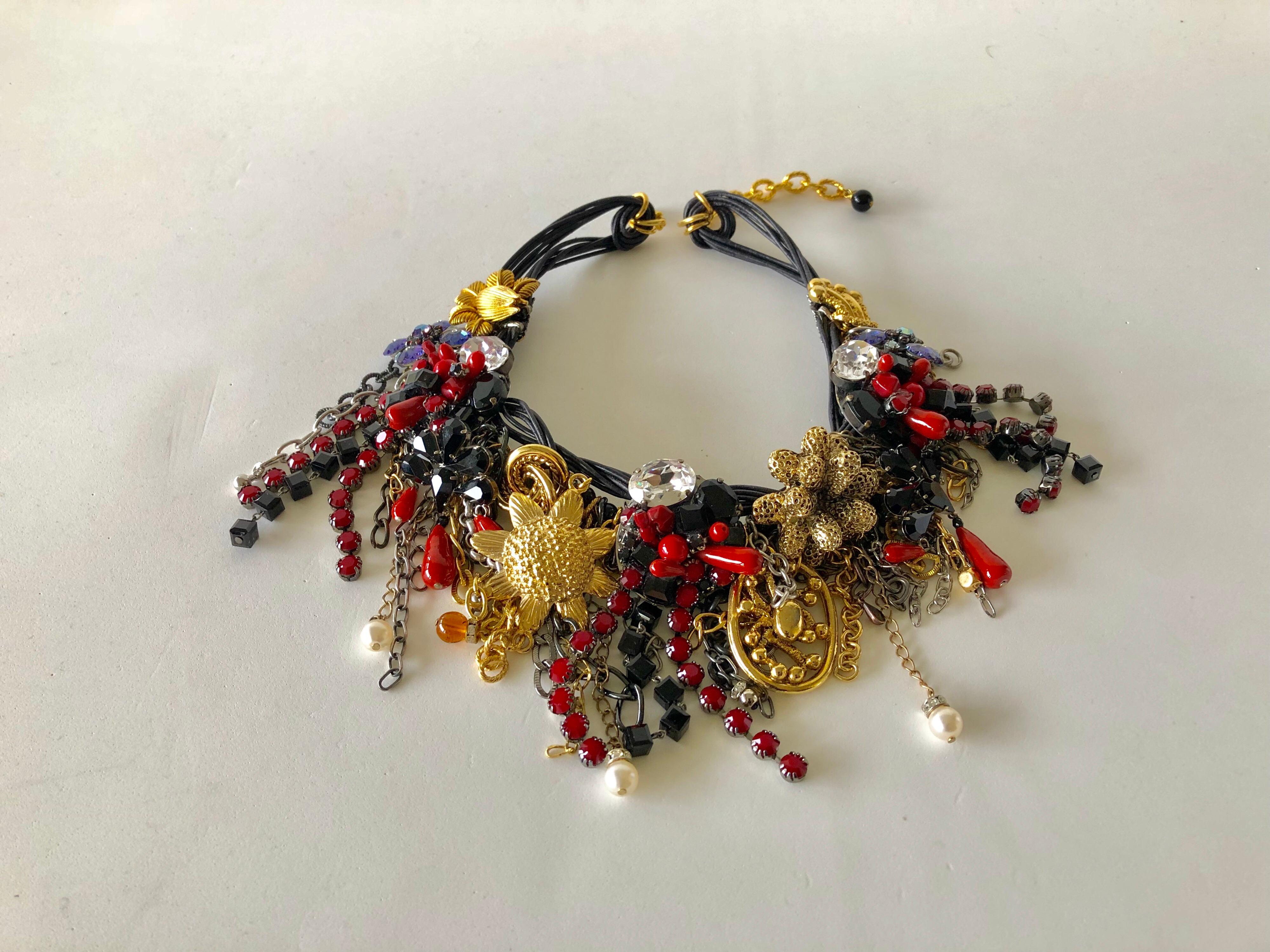 Zeitgenössische Statement-Halskette mit Fransen aus Metall und Leder „Collier“ 4