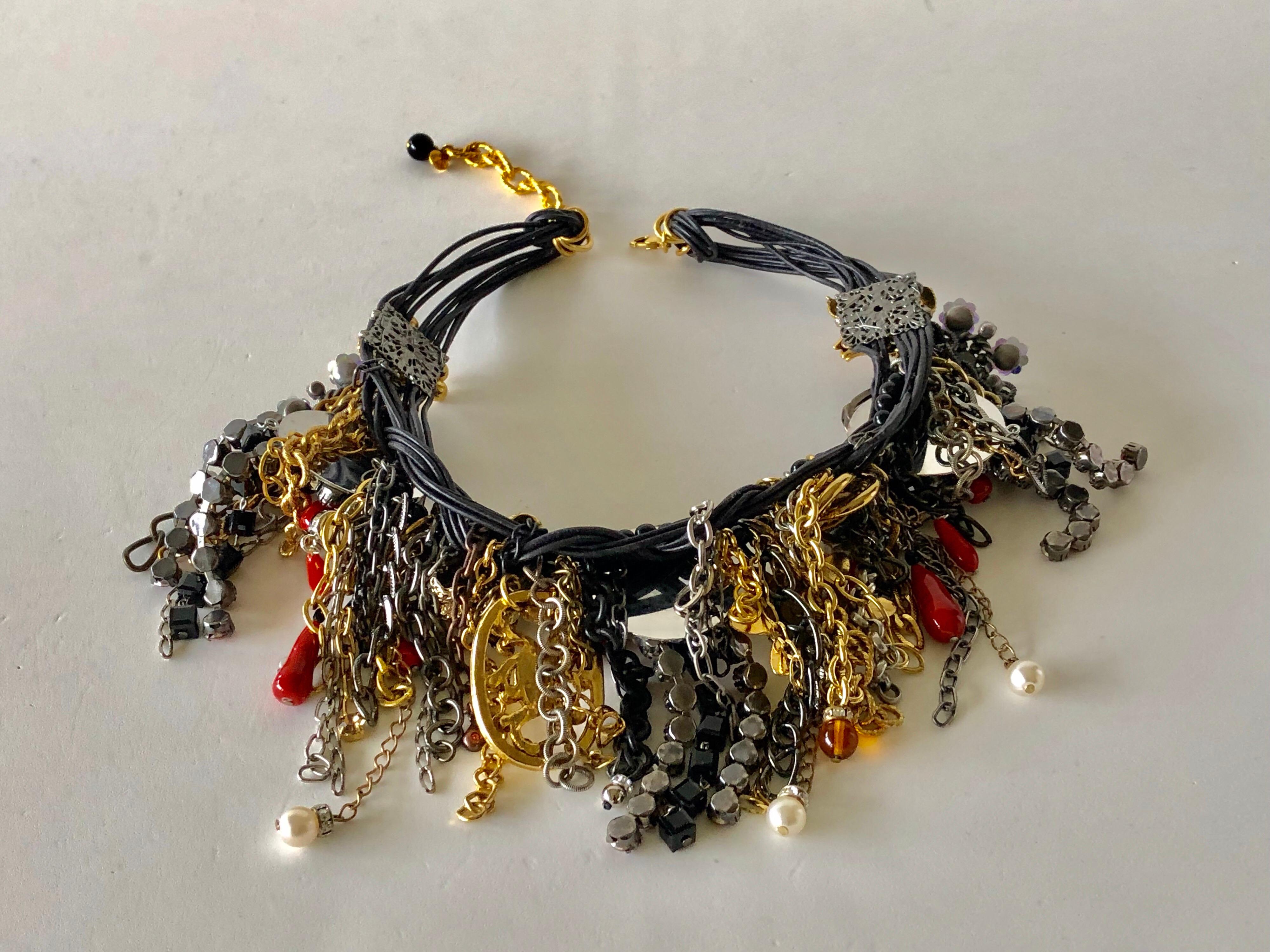Zeitgenössische Statement-Halskette mit Fransen aus Metall und Leder „Collier“ 9