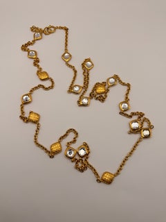Collar vintage de Chanel con diseño acolchado y «strass»