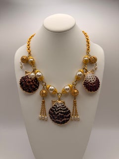 Collar vintage de estilo dramático con perlas de imitación, diamantes de imitación y concha marina en tono dorado