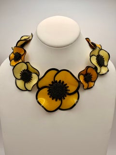 Collar llamativo y único de estilo pop art con amapolas gigantes en amarillo y negro