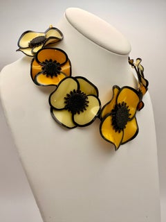 Collar llamativo y único de estilo pop art con amapolas gigantes en amarillo y negro