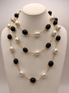 Collar francés de perlas de cristal «pâte de verre» en blanco y negro con detalles dorados