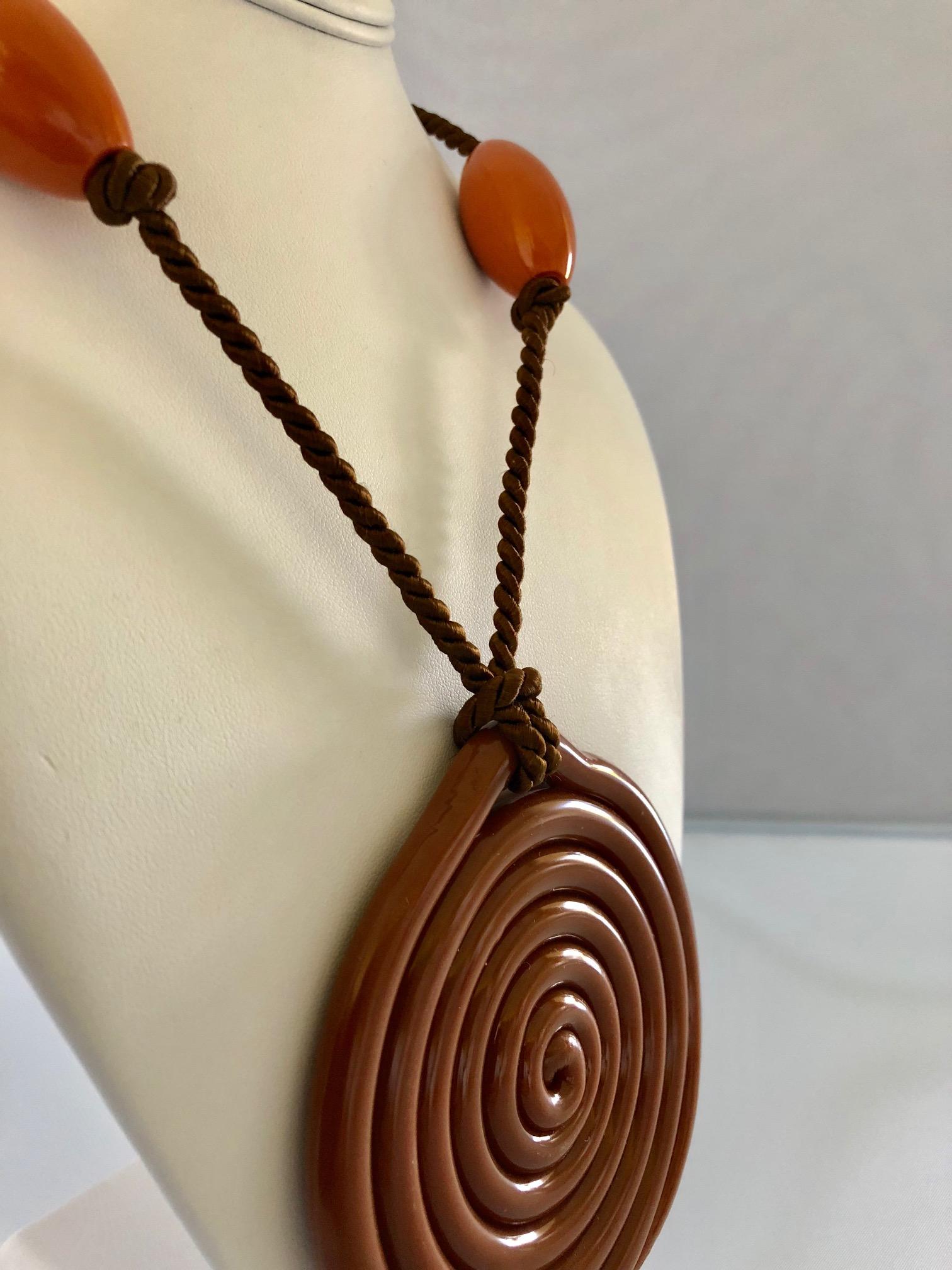 French Mid Century Galalith Swirl Statement Necklace, 1960s   In Excellent Condition In Palm Springs, CA
