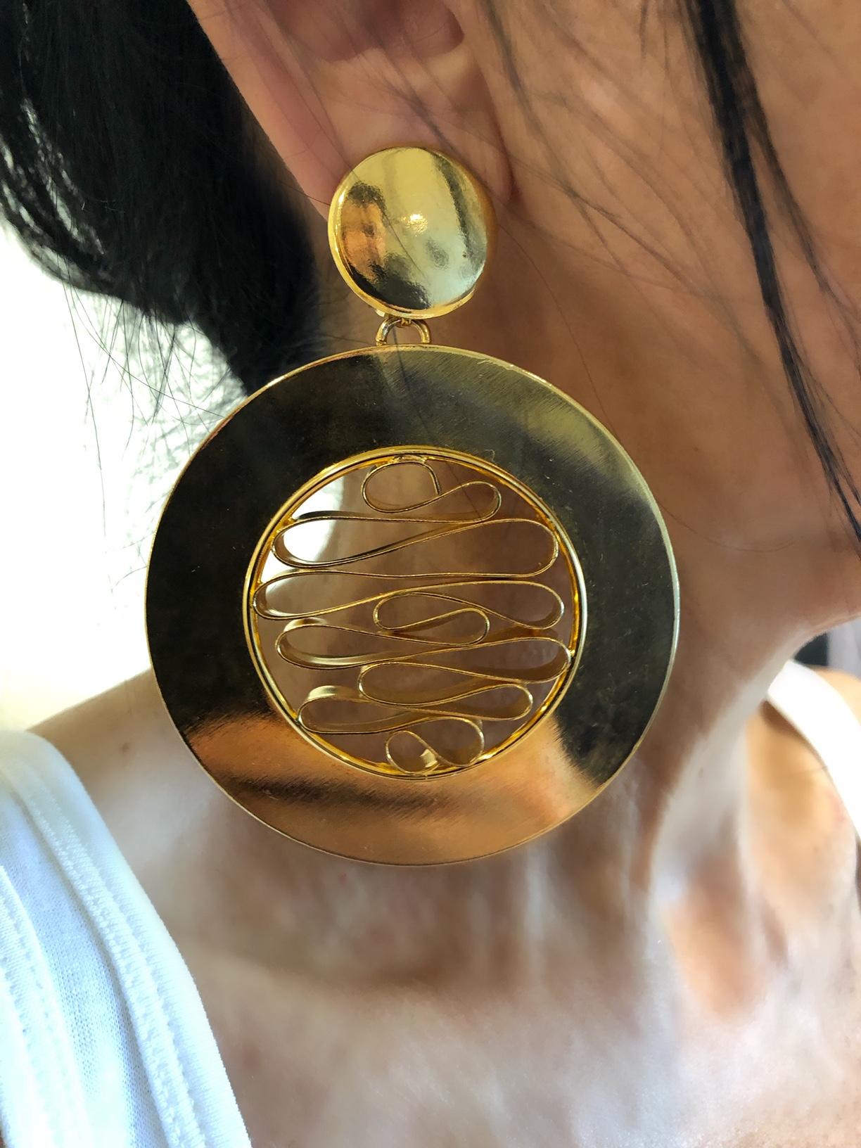 Chic and fashion current sculptural statement vintage disk clip-on earrings by Premier Etage, Paris. The monumental earrings are comprised of gold-tone metal, the simple disk design in all P. Etage manner is accented by a modernist waved sculptural