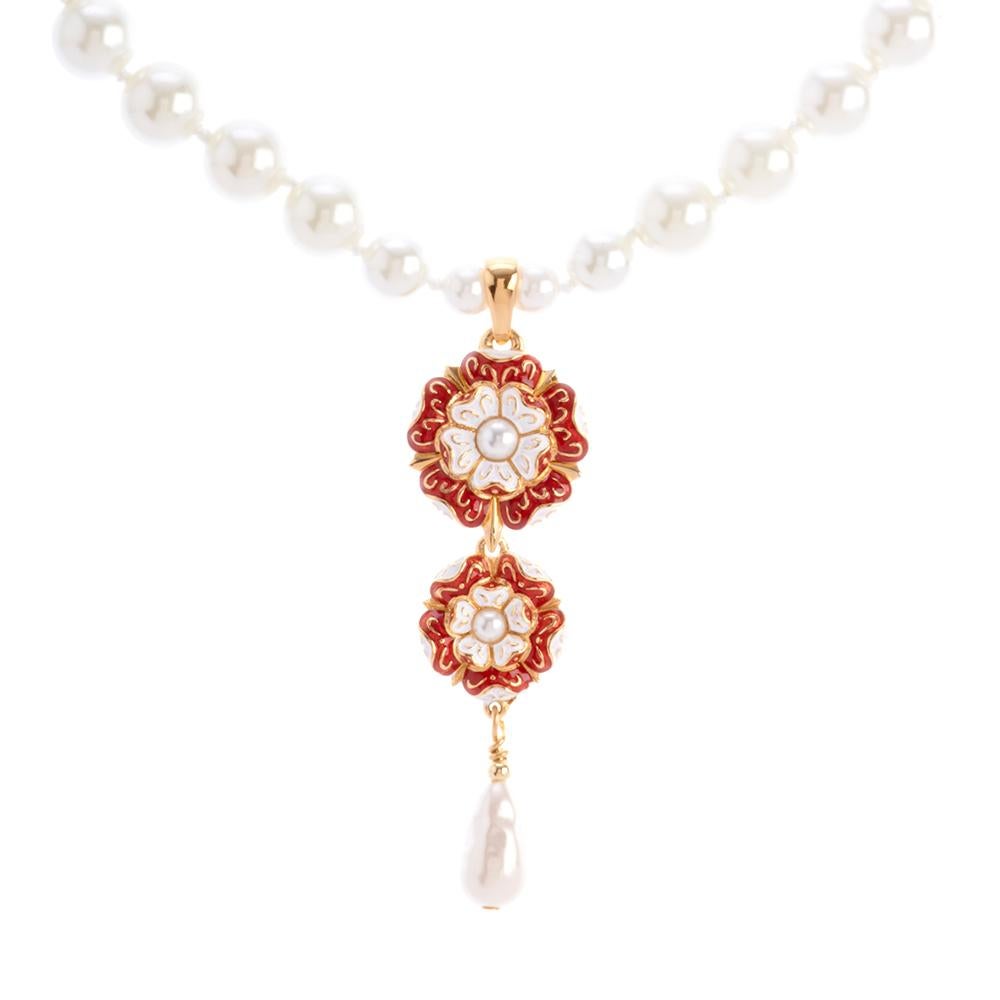 The Tudor rose references the most famous royal dynasties. It represents a golden age in England’s history where, after “the wars of the roses”, warring factions were finally reconciled and unified under this emblem. The rose is intricately