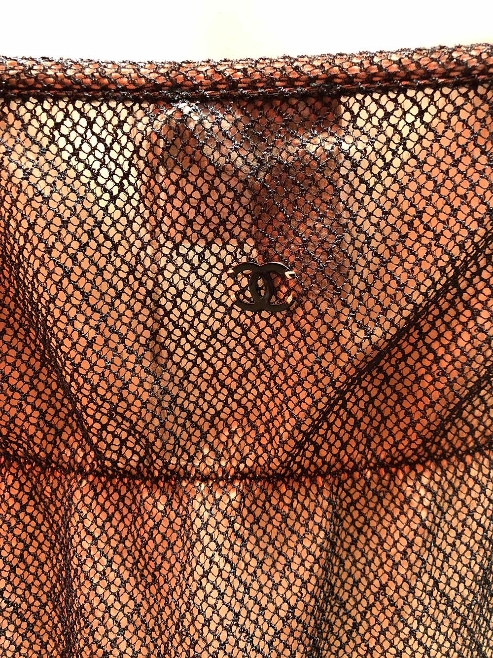 Chanel Vintage Schwarzes und nudefarbenes Slip-Kleid mit Mesh-Overlay im Zustand „Hervorragend“ im Angebot in Thousand Oaks, CA