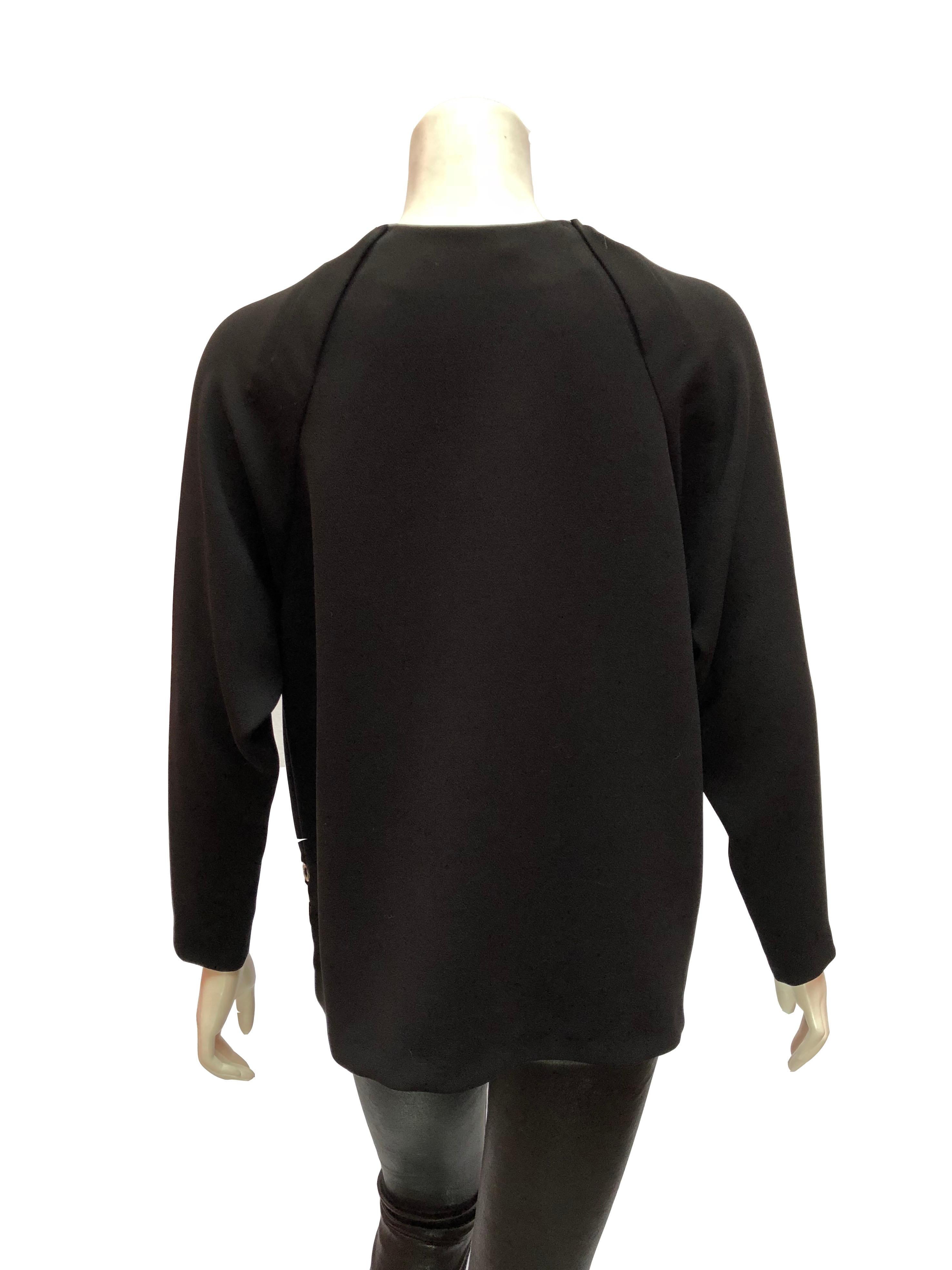 Anthony Vaccarello Schwarz Langärmelige Bluse aus Crêpe
Bluse aus dickem Crêpe zum Überziehen mit silberner Ösenverzierung. 
Mit Rundhalsausschnitt und langen Ärmeln
Größe Large. 
