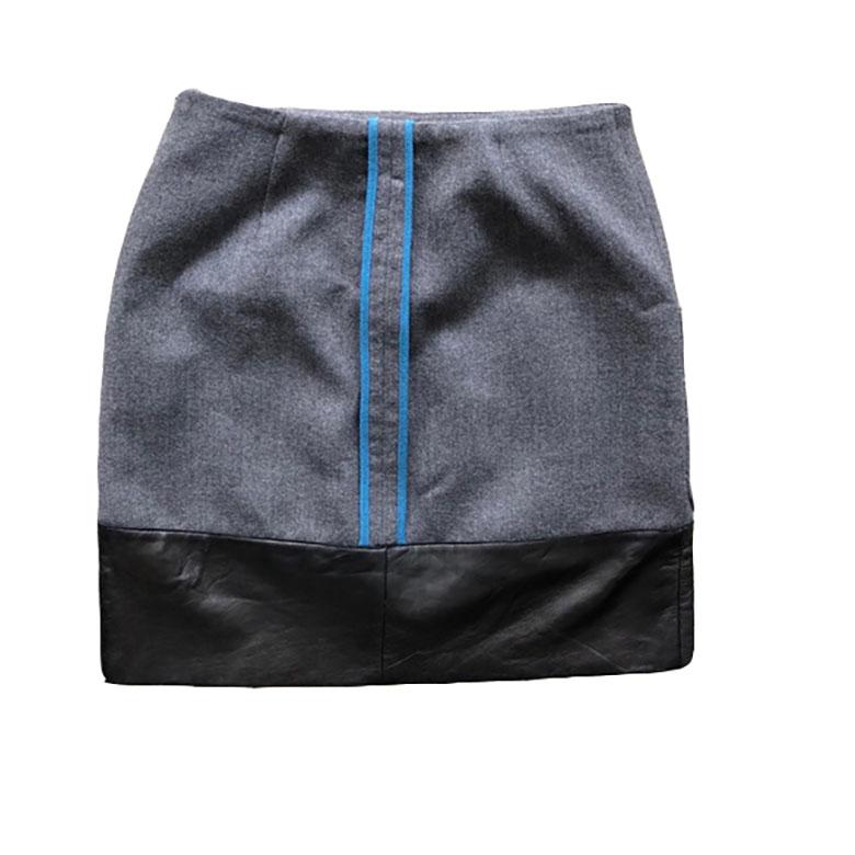 Fendi fitted mini skirt in grey wool with leather trim, blue piping, and two front pockets. Size 36 is approximately a size XS/S according to Fendi’s size guide. 