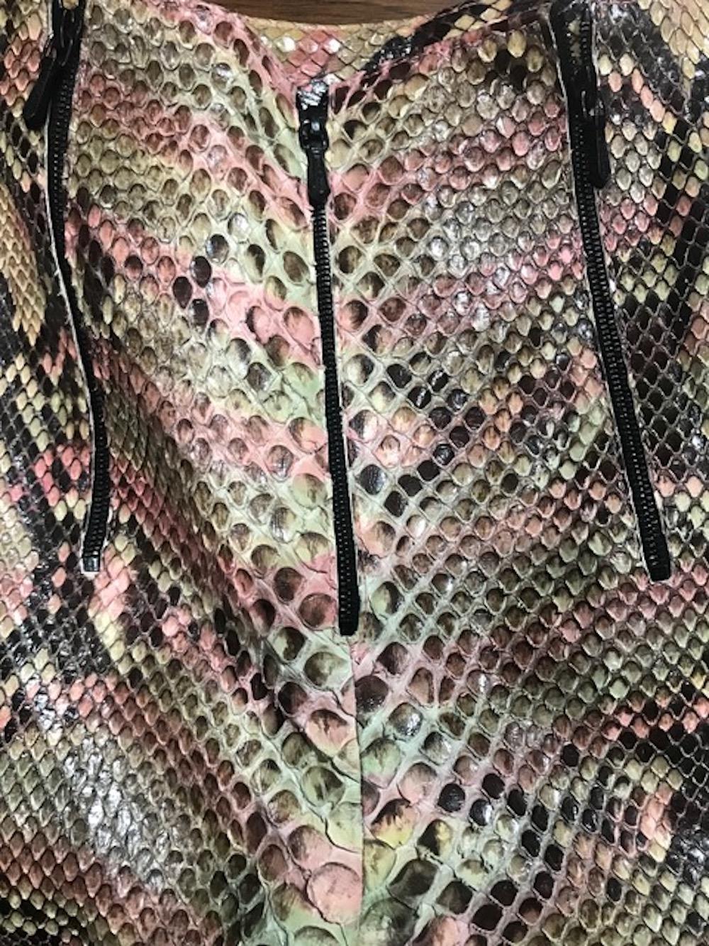 Chanel Python Schlangenhaut Mehrfarbige Hose Größe 40  im Zustand „Hervorragend“ im Angebot in Thousand Oaks, CA