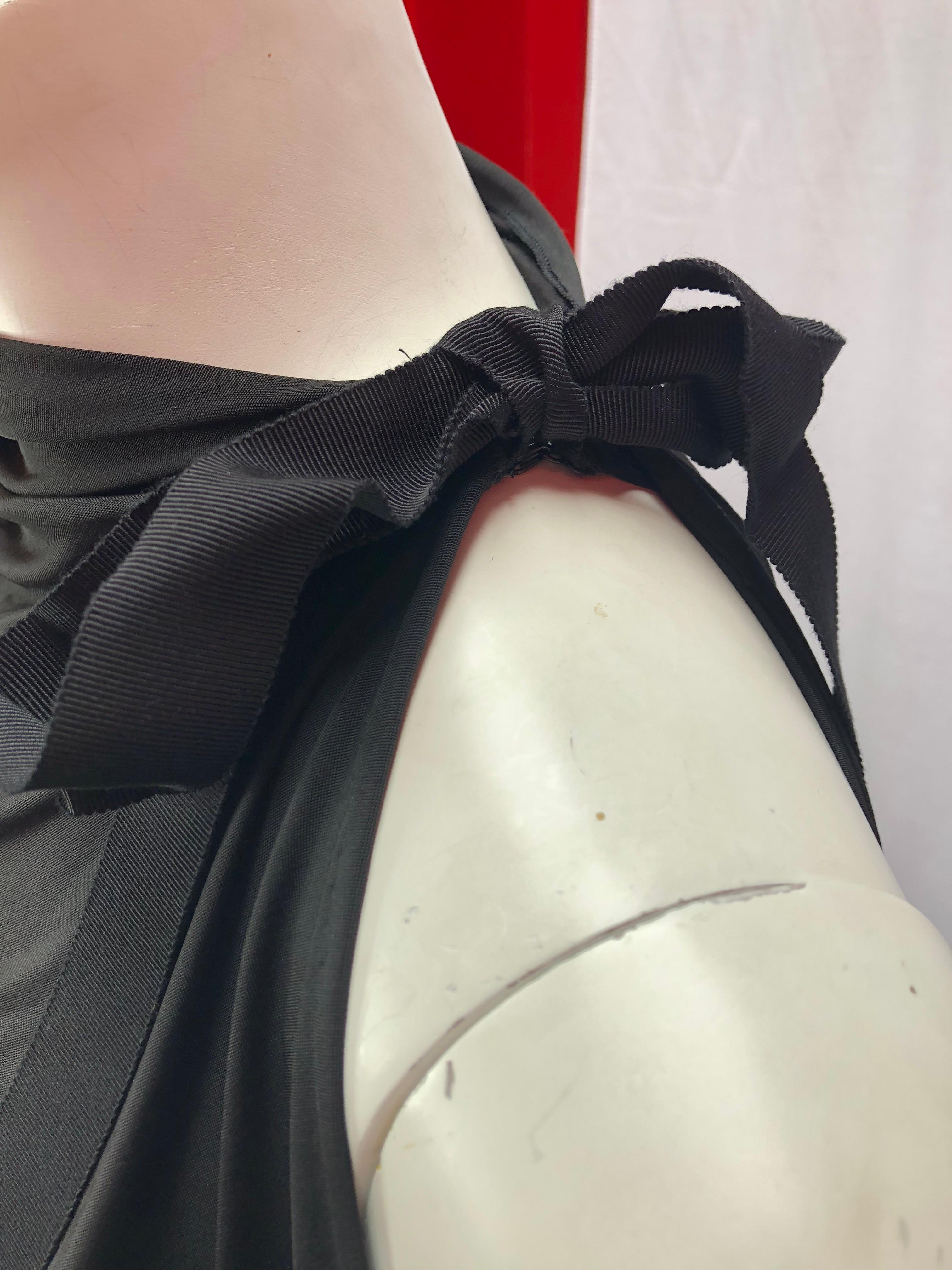 Alexander Wang Schwarzes drapiertes pliss Kleid mit kalten Schultern im Zustand „Hervorragend“ im Angebot in Thousand Oaks, CA