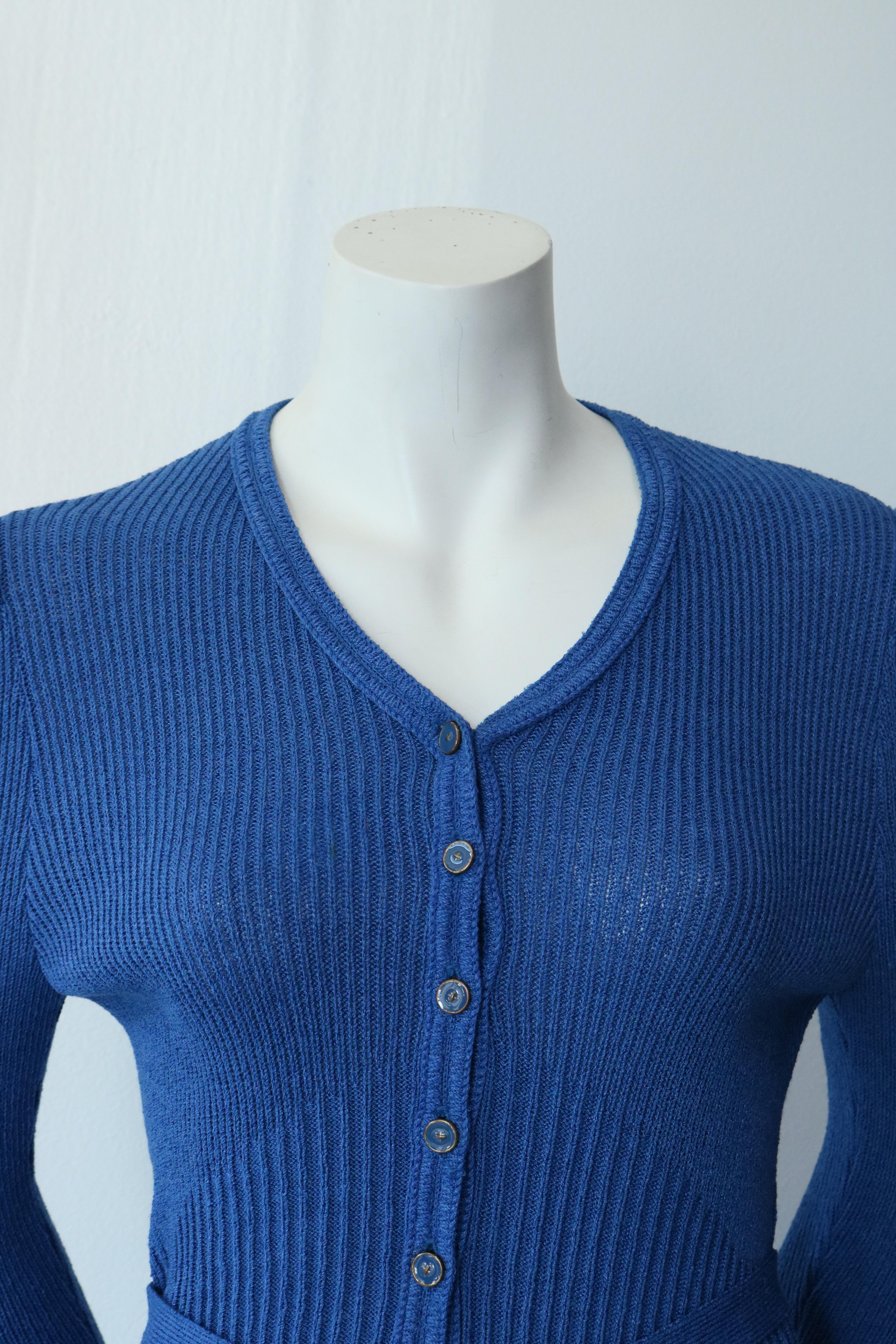 This vintage Oscar De La Renta Knit set comes with the blouse, skirt and a belt. 
-Color: Blue 
-Size 12, will fit a US size 6 -8 
