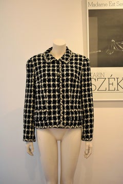 Chanel Classic Houndstooth Boucle Jacket in Black and White, 1998C