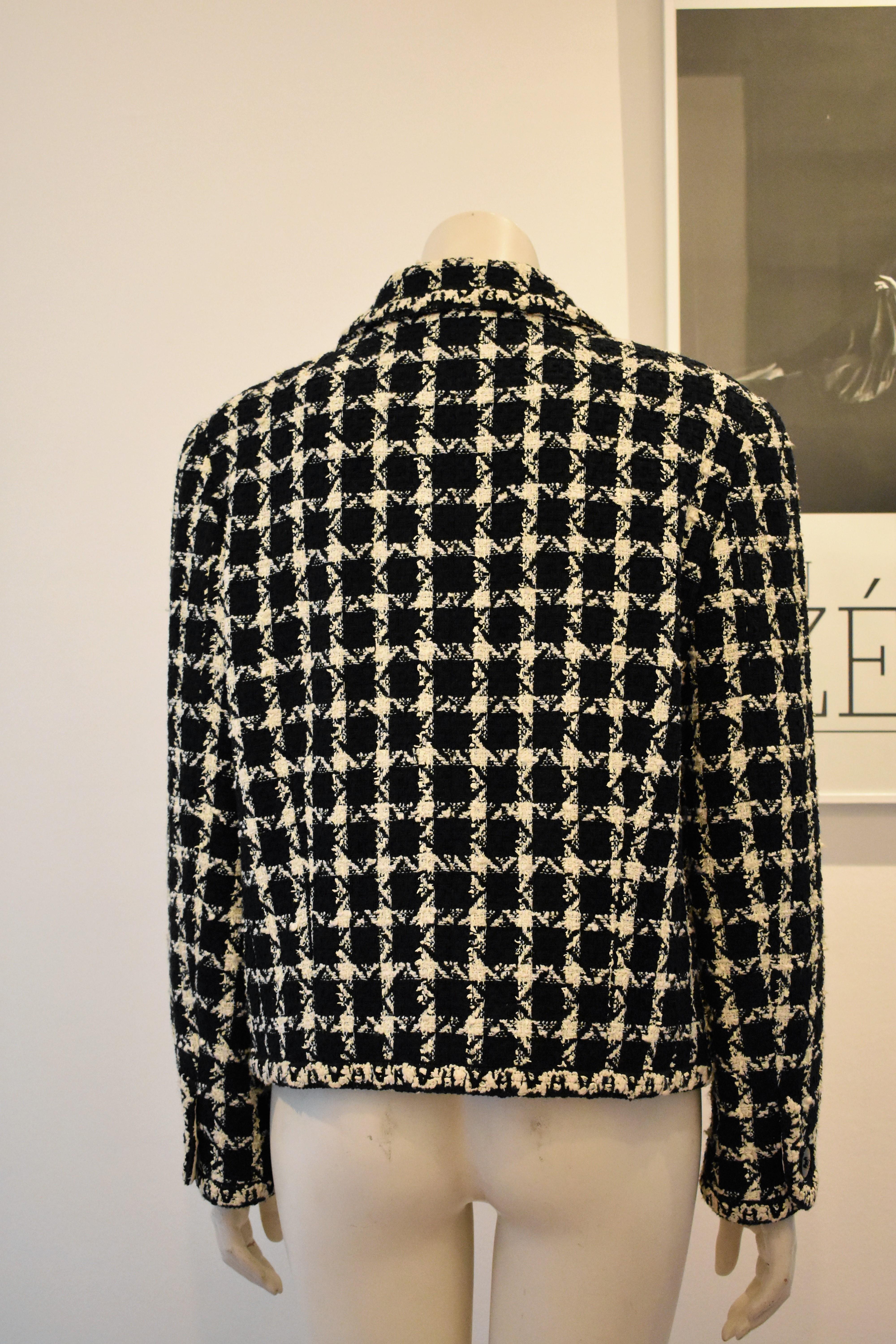 Chanel Classic Houndstooth Boucle Jacket in Black and White, 1998C 1
