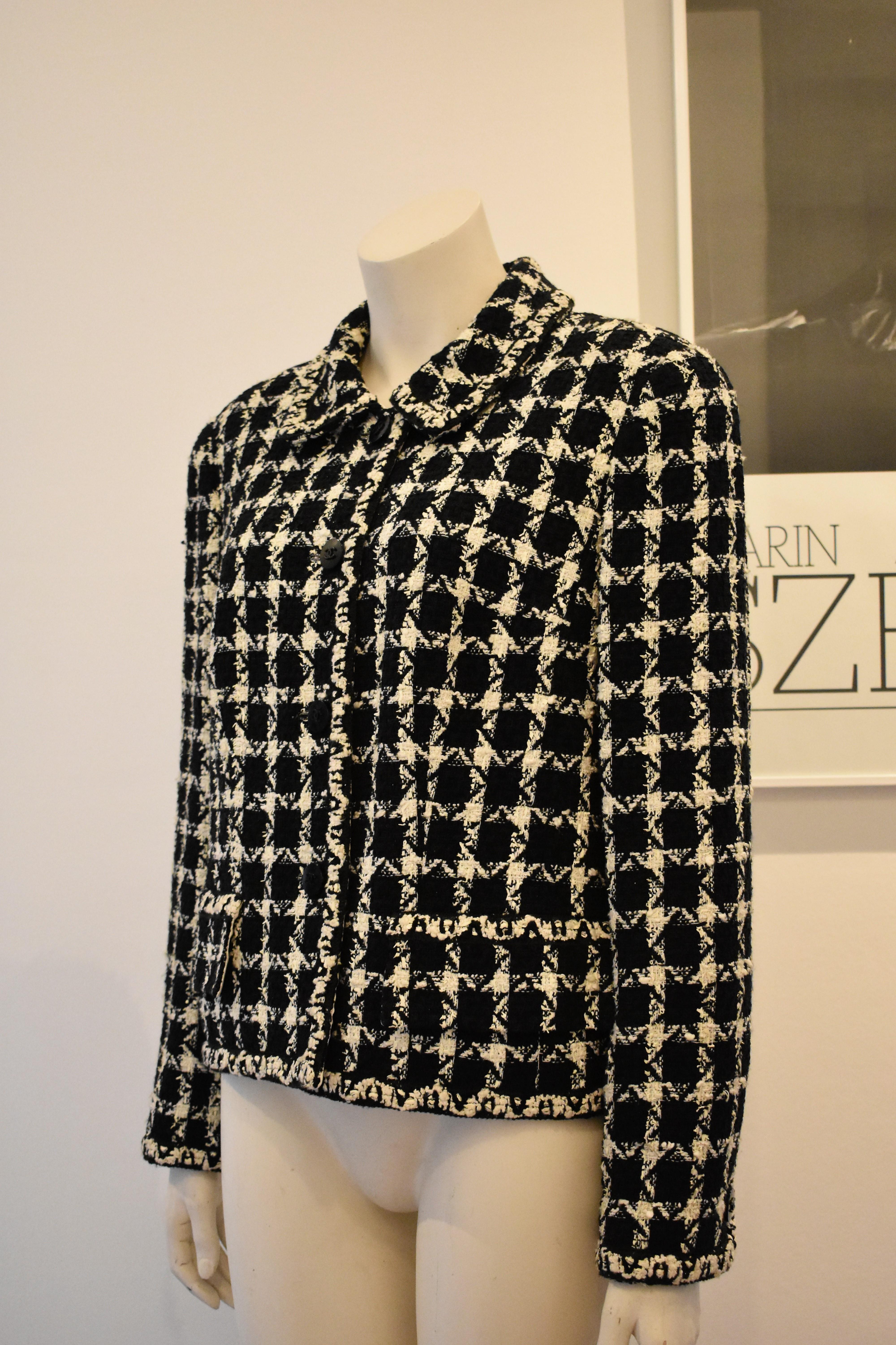 Women's Chanel Classic Houndstooth Boucle Jacket in Black and White, 1998C