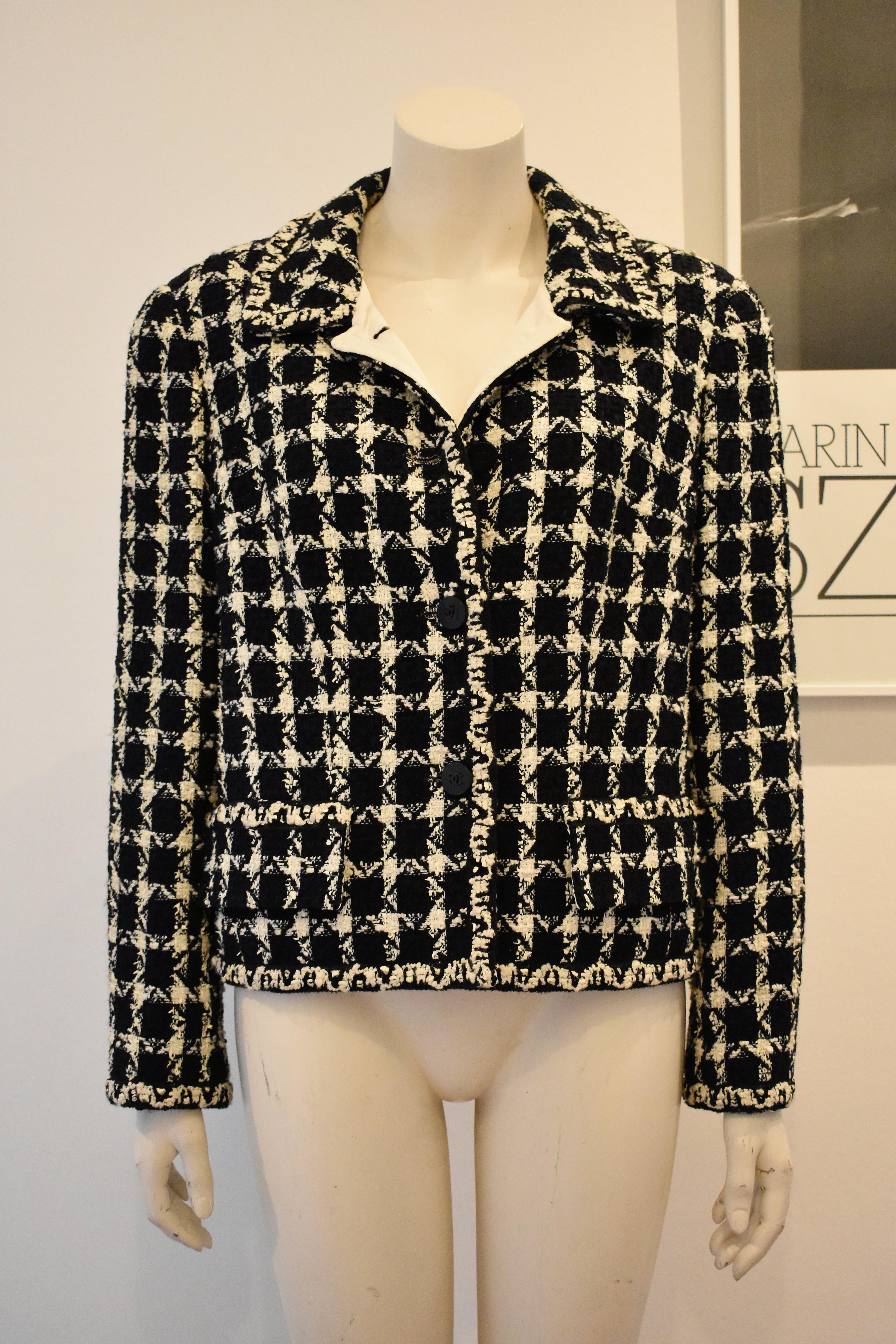 Chanel Classic Houndstooth Boucle Jacket in Black and White, 1998C In Excellent Condition In Amsterdam, NL
