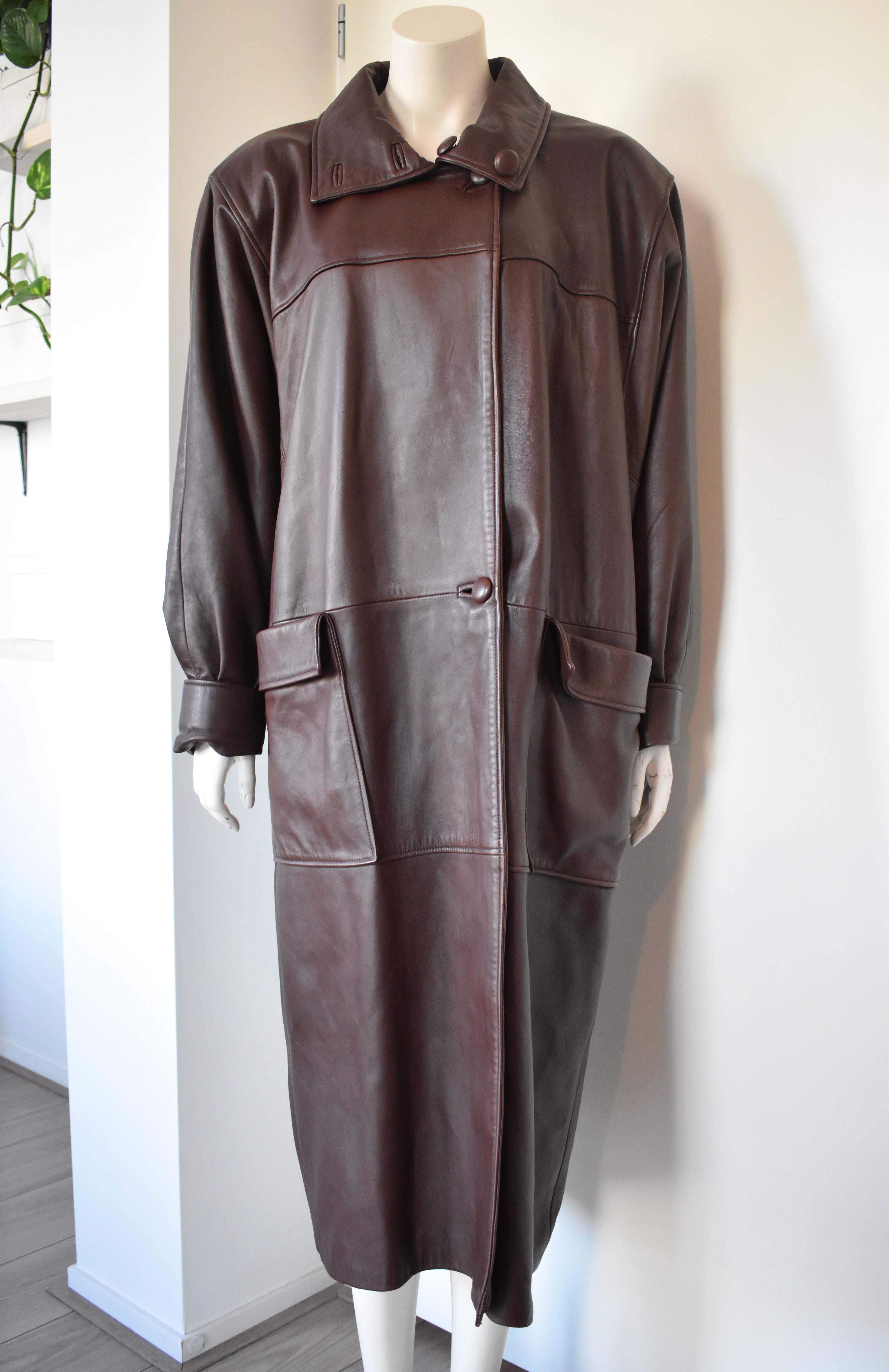 Stunning long coat made from very supple leather by Carven Paris. The coat is in a very good condition and has a spectacular lining. Before shipping, the Coat will be sent to a specialist for a complementary dry cleaning, so it will be perfect and
