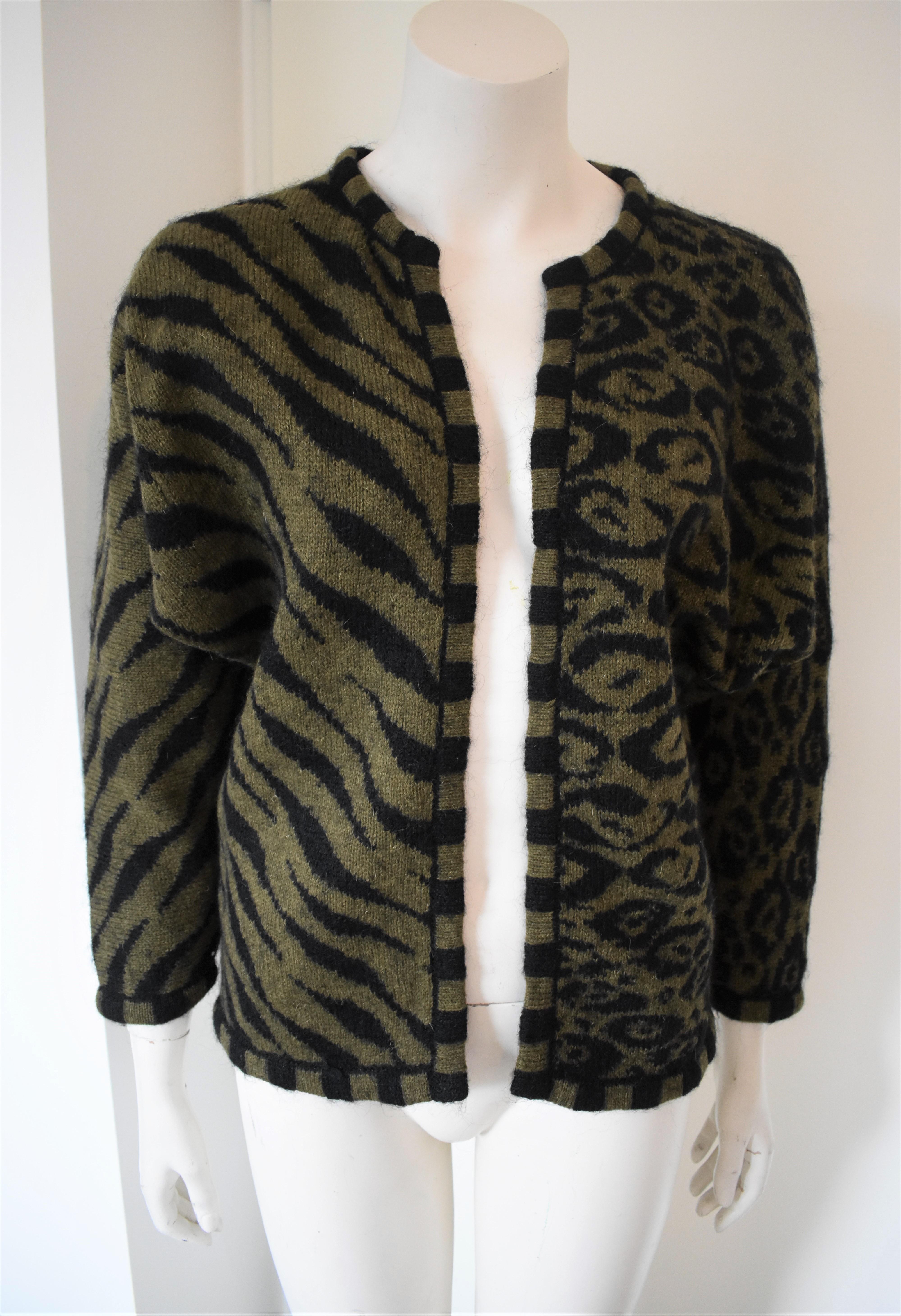 A vintage wool cardigan in a cool dark-green and black asymmetrical print, by the famous Japansese designer Kansai Yamamoto.
Before shipping, the cardigan will be sent to a specialist for a complementary dry cleaning, so it will be perfect and ready
