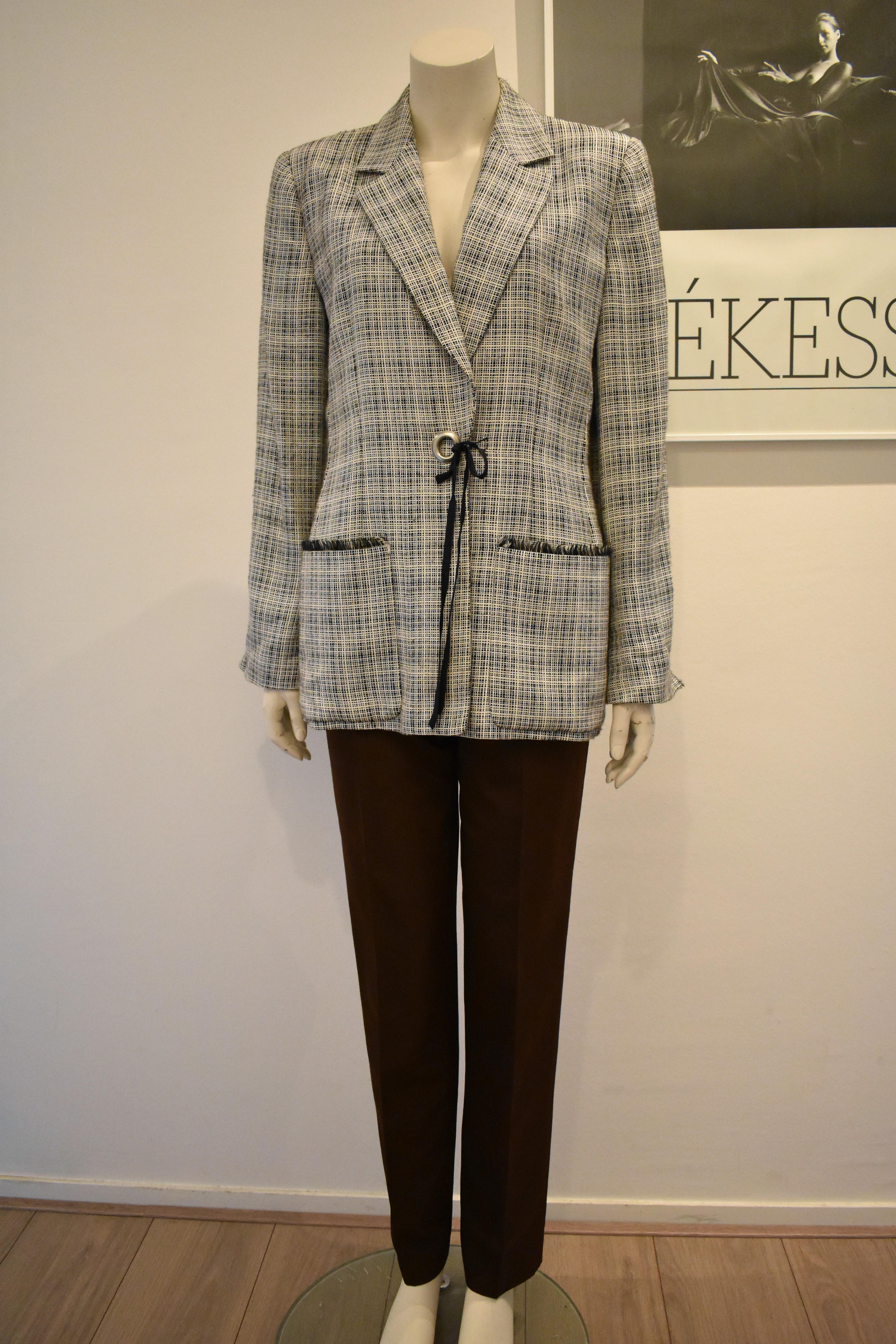 This vintage Gianfranco Ferré jacket is made from a soft rayon / wool blend and has silk trimmings. The jacket can ben closed by tying a silk string. It is in a very good condition. Before shipping, the blazer will be sent to a specialist for a