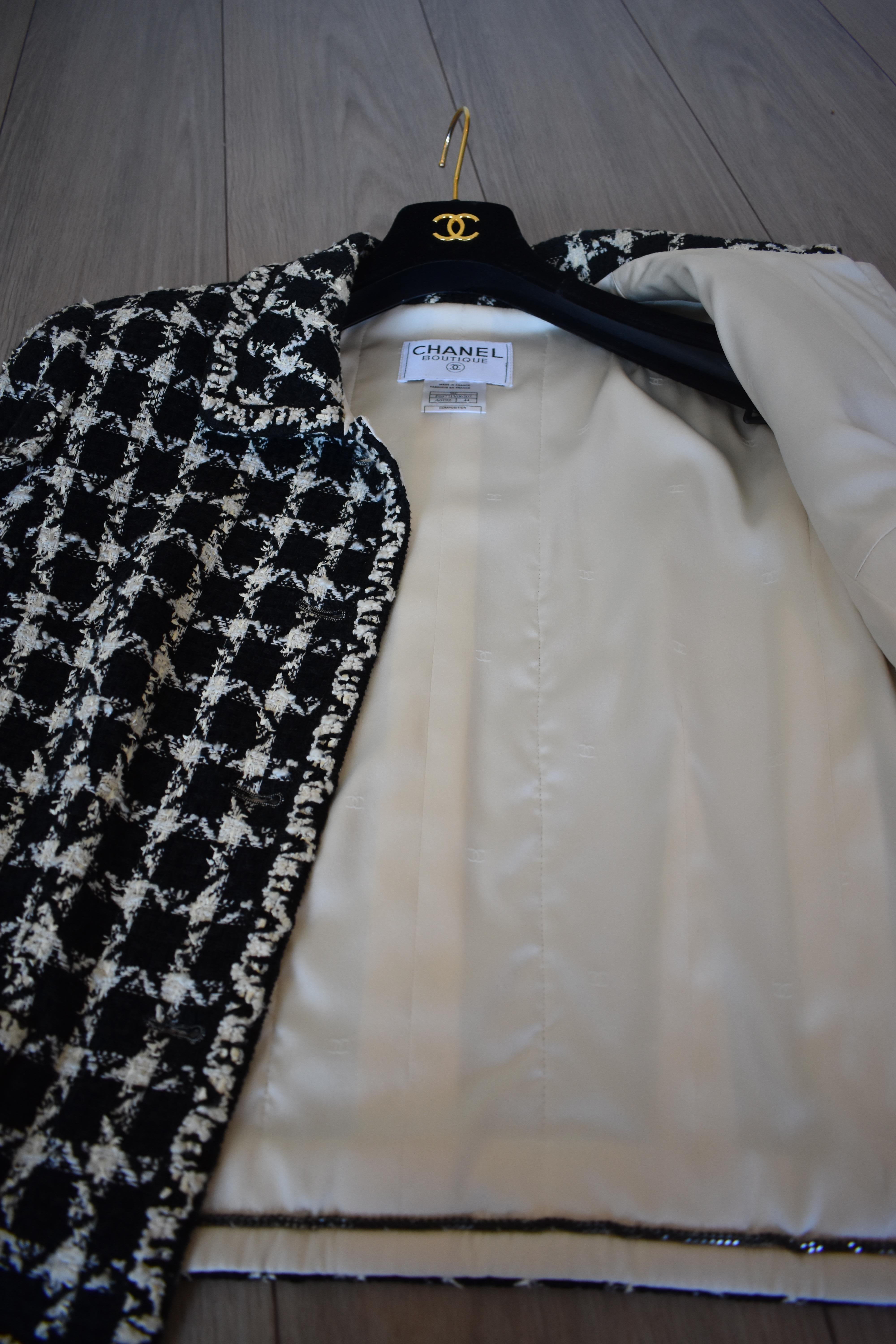 Chanel Classic Houndstooth Boucle Jacket in Black and White, 1998C 7