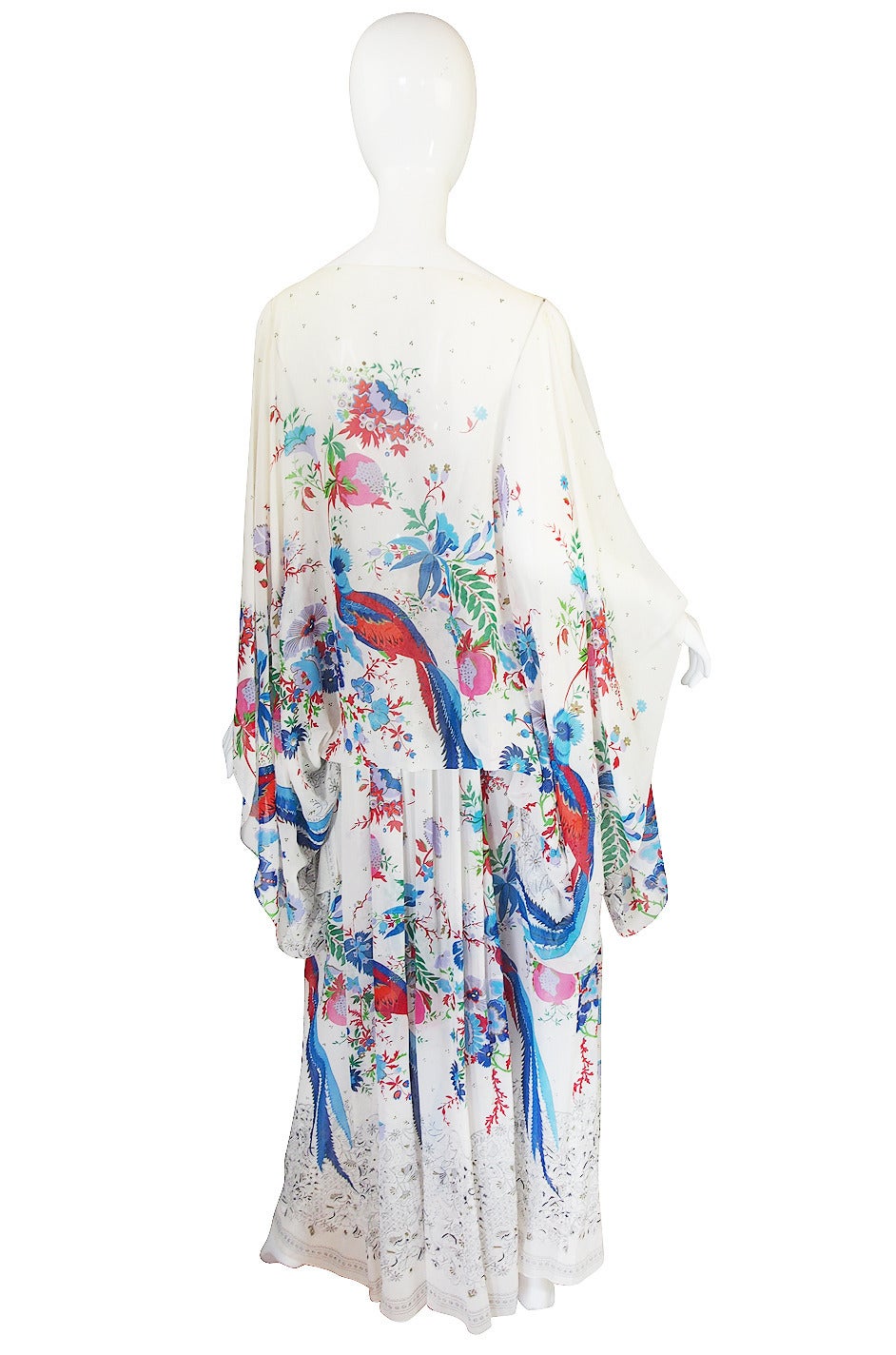 This stunning and romantic printed silk chiffon gown is by Oscar de la Renta. I have seen this before both in a similar version and this print so despite it being unlabeled and that combined with the information from the original owner has me sure